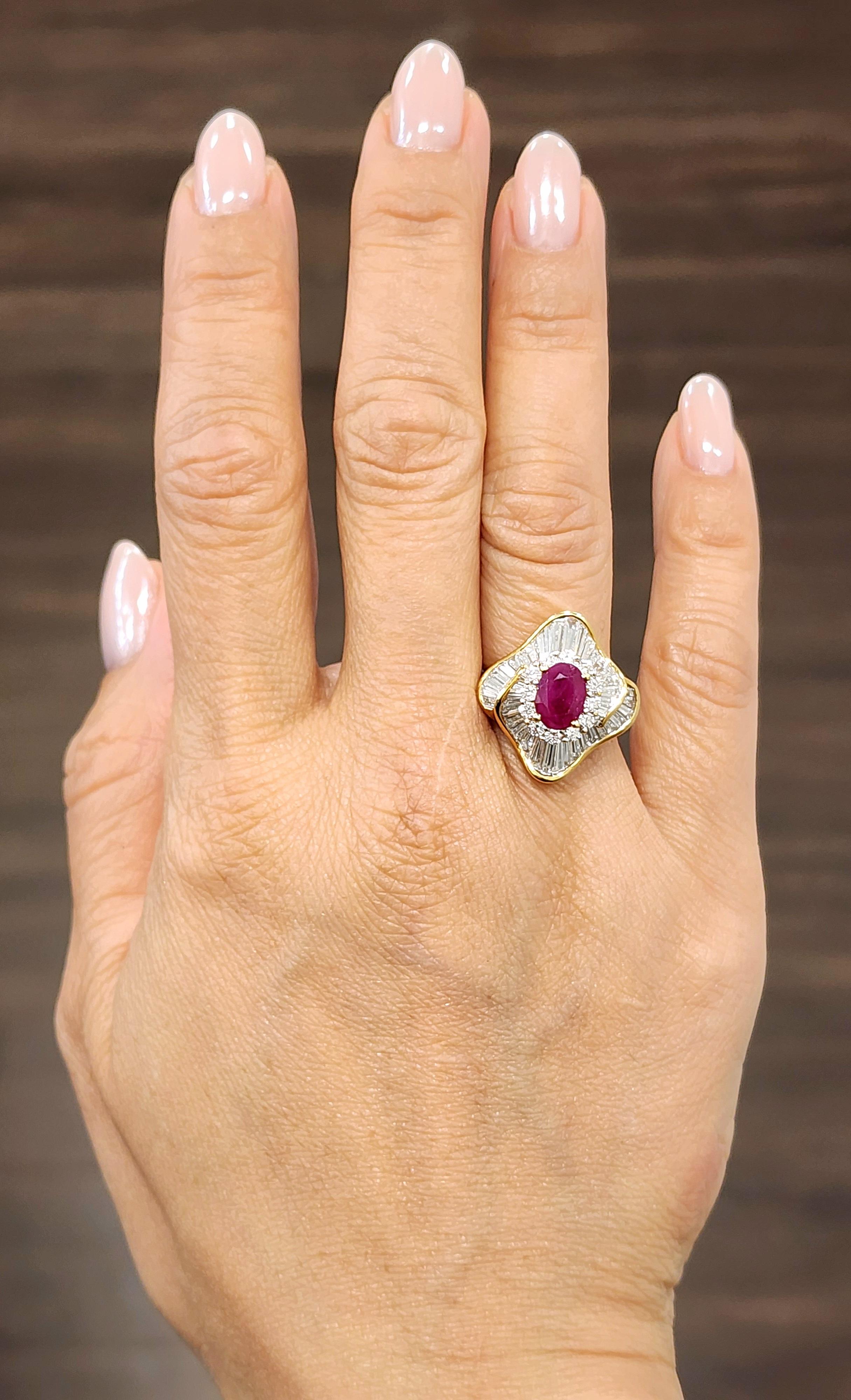 Laissez-vous séduire par cette exquise bague de cocktail, ornée d'un diamant taille mixte d'environ 3,00 ct à la teinte blanche captivante. Fabriquée en or jaune 18 carats, la bague présente un rubis de taille ovale d'environ 2,00 carats, d'une