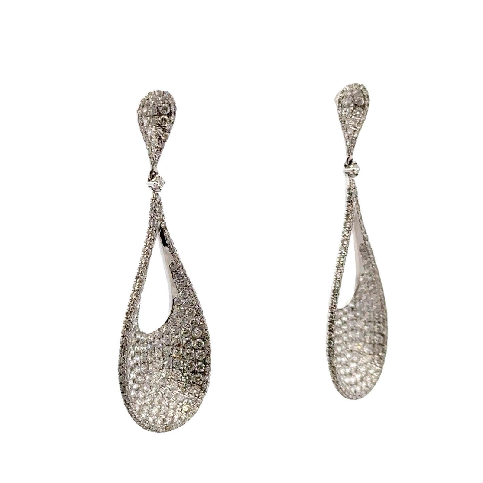 Moderno Orecchini moderni a goccia con pavé di diamanti in oro bianco 18 carati da 5,00 CTW in vendita