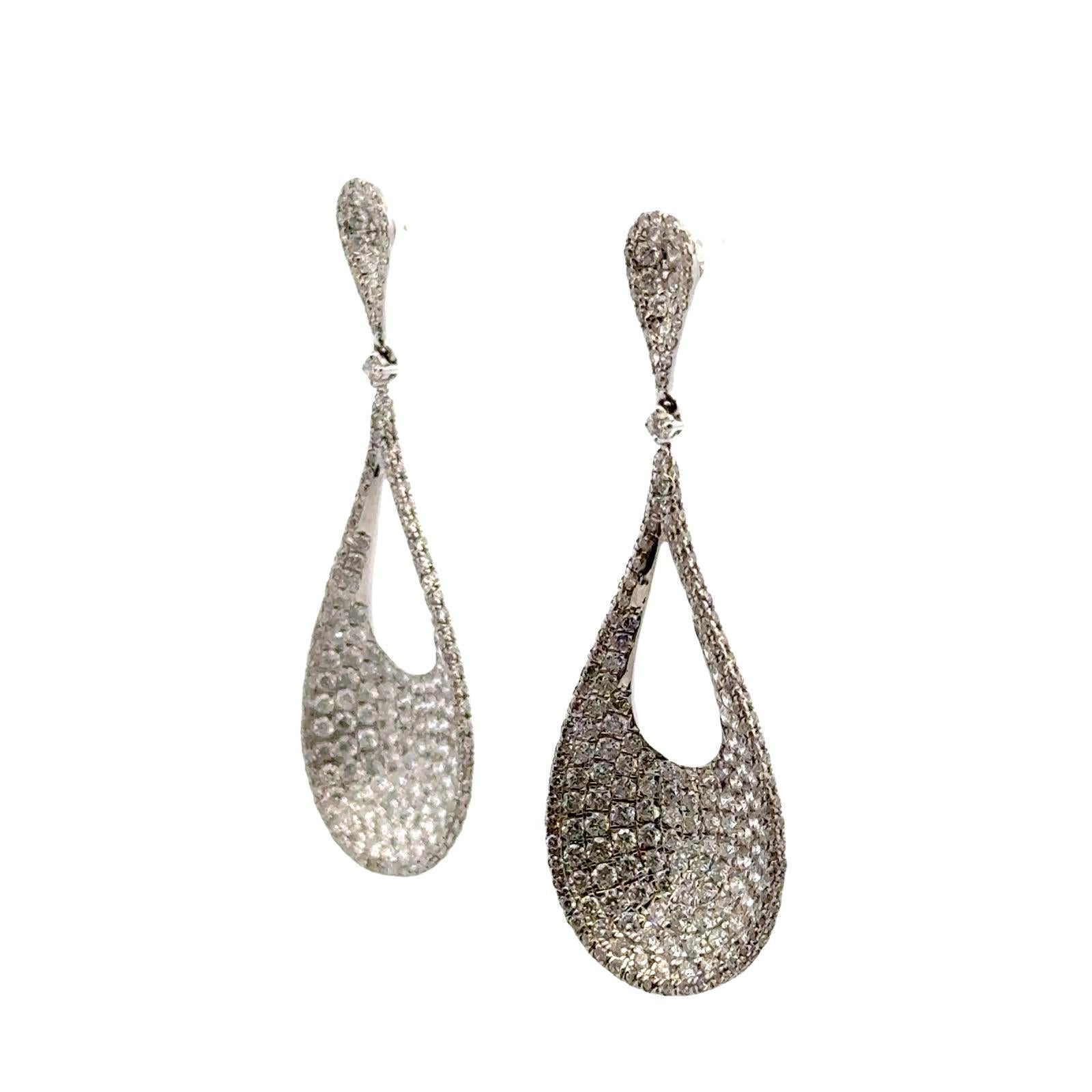 Orecchini moderni a goccia con pavé di diamanti in oro bianco 18 carati da 5,00 CTW In condizioni Nuovo in vendita a Boca Raton, FL