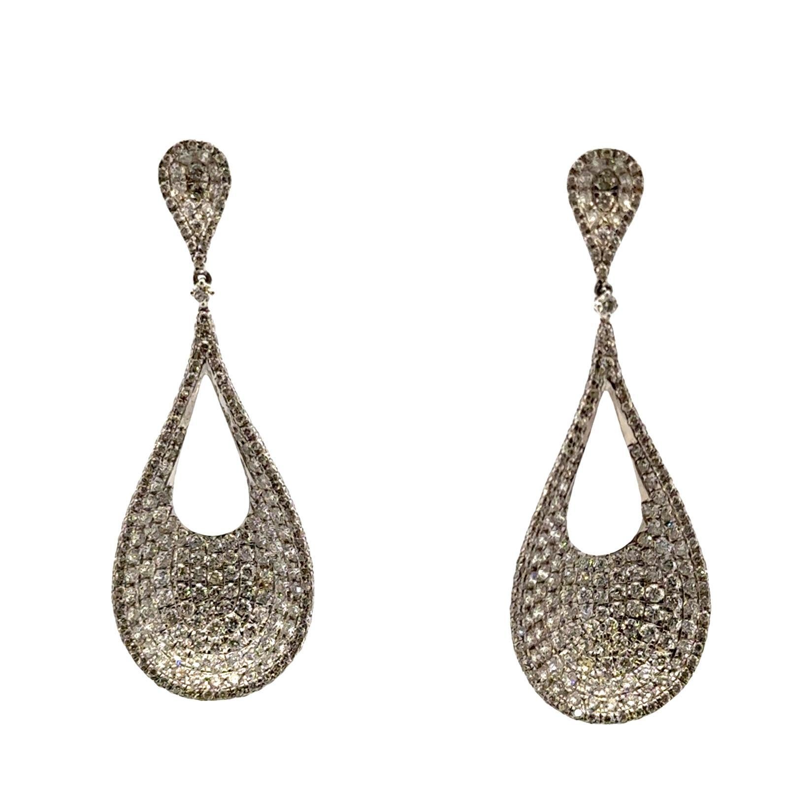 Donna Orecchini moderni a goccia con pavé di diamanti in oro bianco 18 carati da 5,00 CTW in vendita