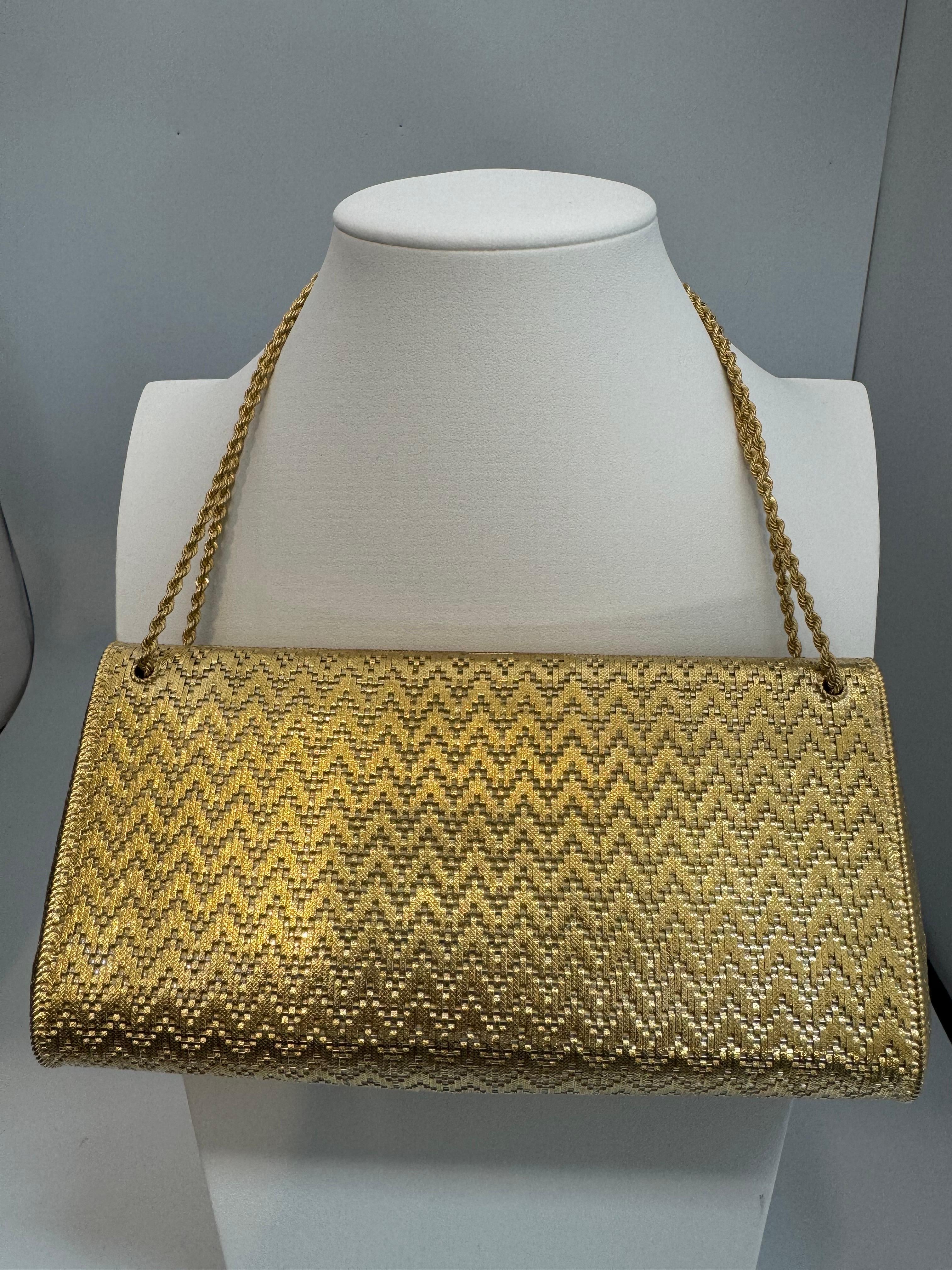¡IMPRESIONANTE Y RARO! 
este monedero  cabe mi I phone  15 pro
Este exquisito bolso de mano vintage de ART DECO TIME se diseñó con un estilo tejido de textura suave,   elaborado en sólido  18K  oro amarillo .
Embrague de malla de oro amarillo de 18