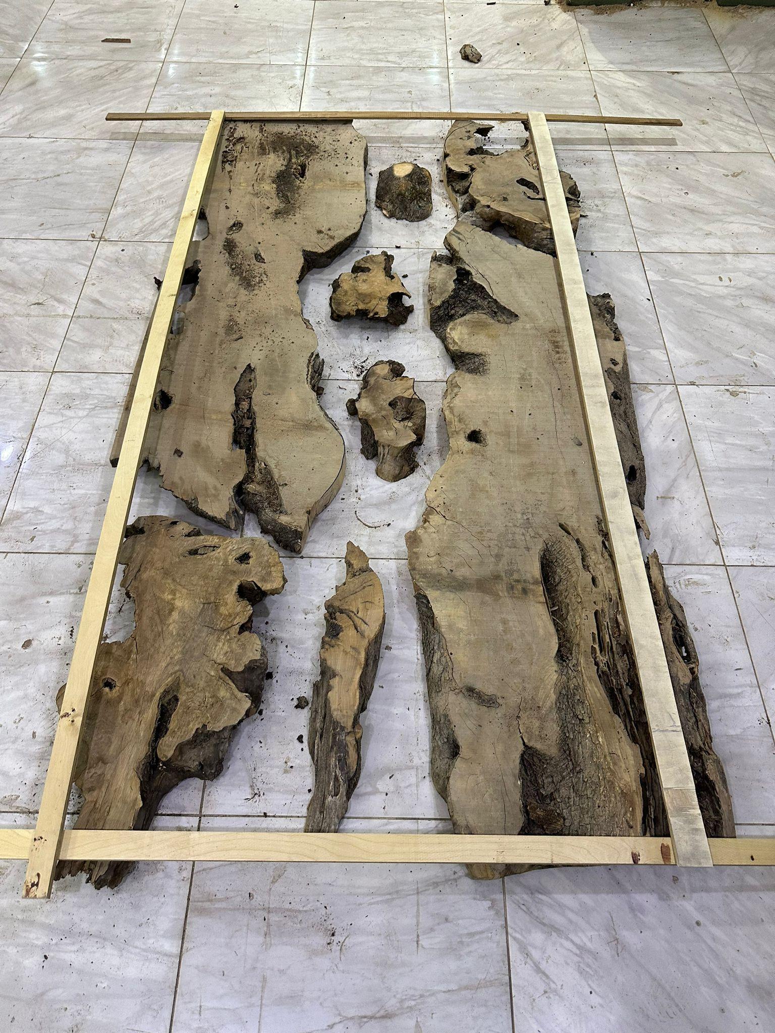 500-Year-Old Live Edge Walnut & Clear Epoxy Custom Made Epoxy Resin Wooden Table In Distressed Condition For Sale In İnegöl, TR