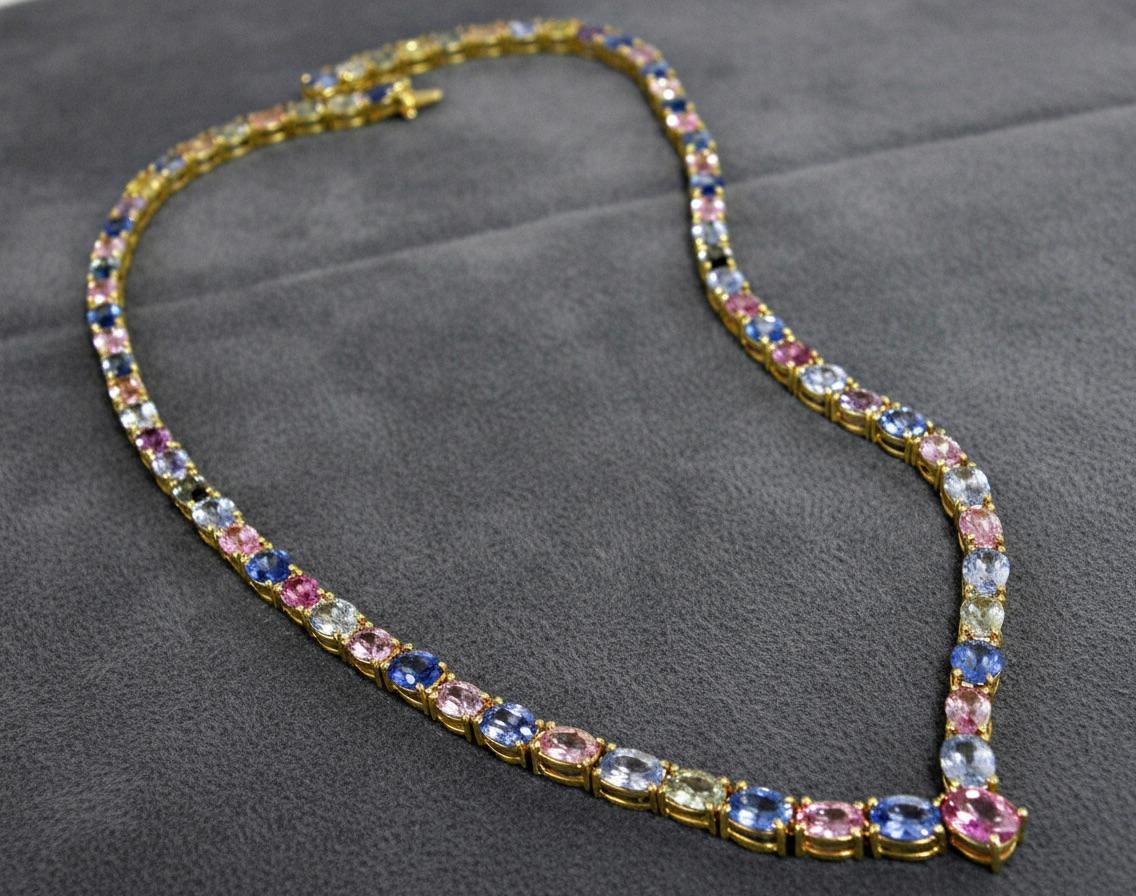 Collier de saphirs multicolores non chauffés de Birmanie 50,00 carats en or jaune 18 carats Pour hommes en vente