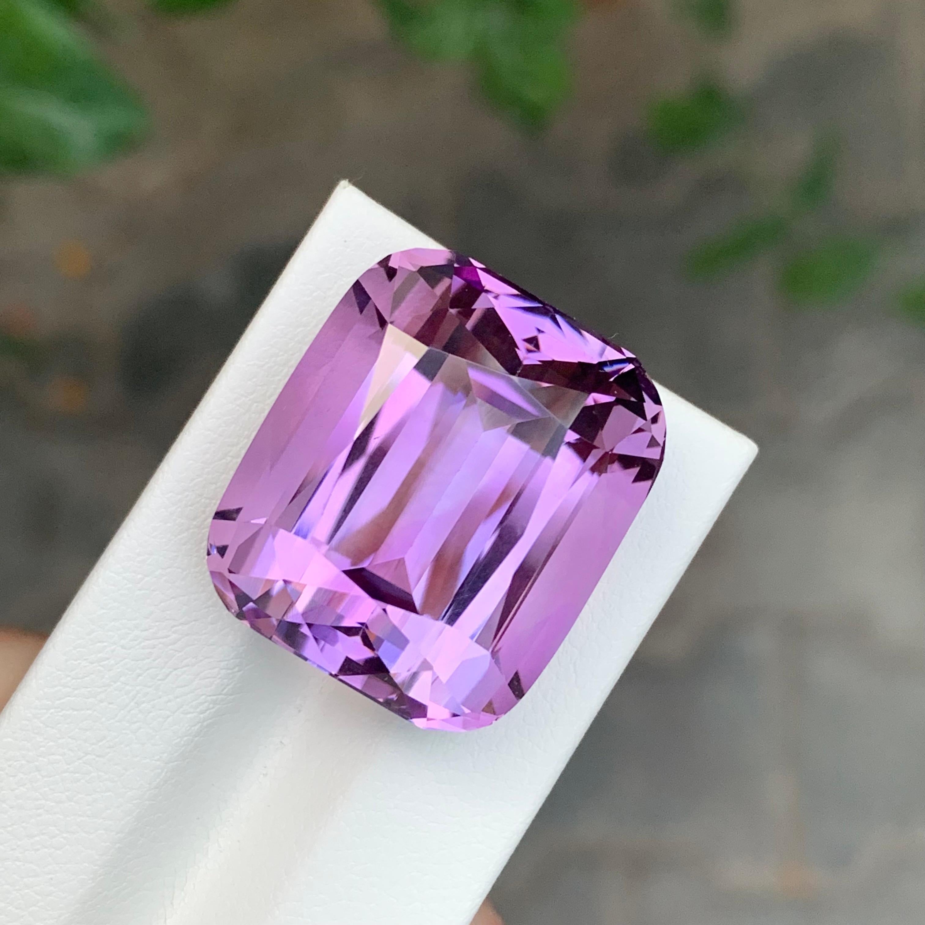 A. Stone: Ametista
Peso : 50,00 Carati
Dimensioni: 23 x 20 x 15,7 mm
Origine: Brasile
Forma:  Taglio a cuscino
Colore: viola lavanda 
Trattamento: Non
Certificato: Su richiesta del cliente

L'ametista, una straordinaria varietà di quarzo di colore