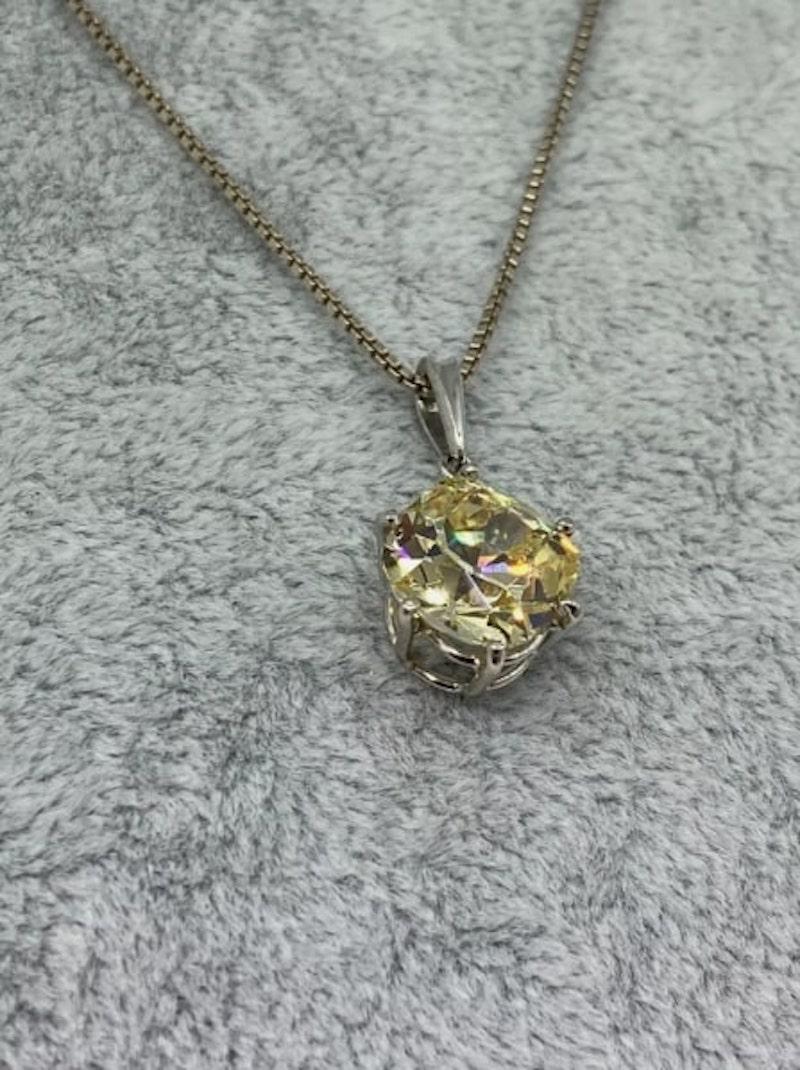 5.00ct Pendentif en zircon cubique jaune fantaisie en forme de coussin, taille ancienne européenne en vente 1
