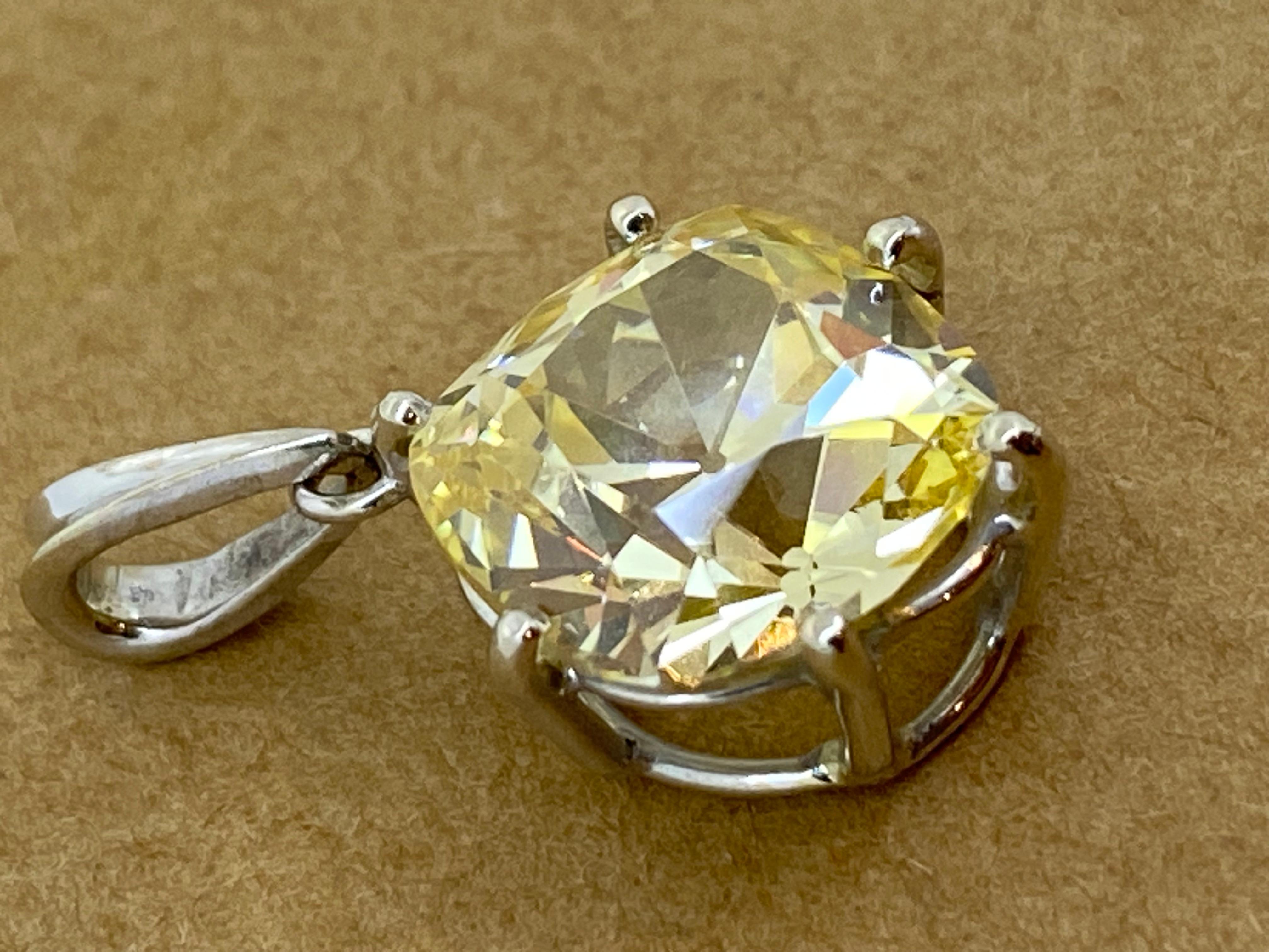 Pendentif de style Art-Déco avec                               
Zircone cubique (CZ) étincelante de 5,00ct approx. en forme de coussin et de taille européenne ancienne. 
d'une couleur jaune fantaisie saisissante, 

Monté en or blanc 18K
Poids total