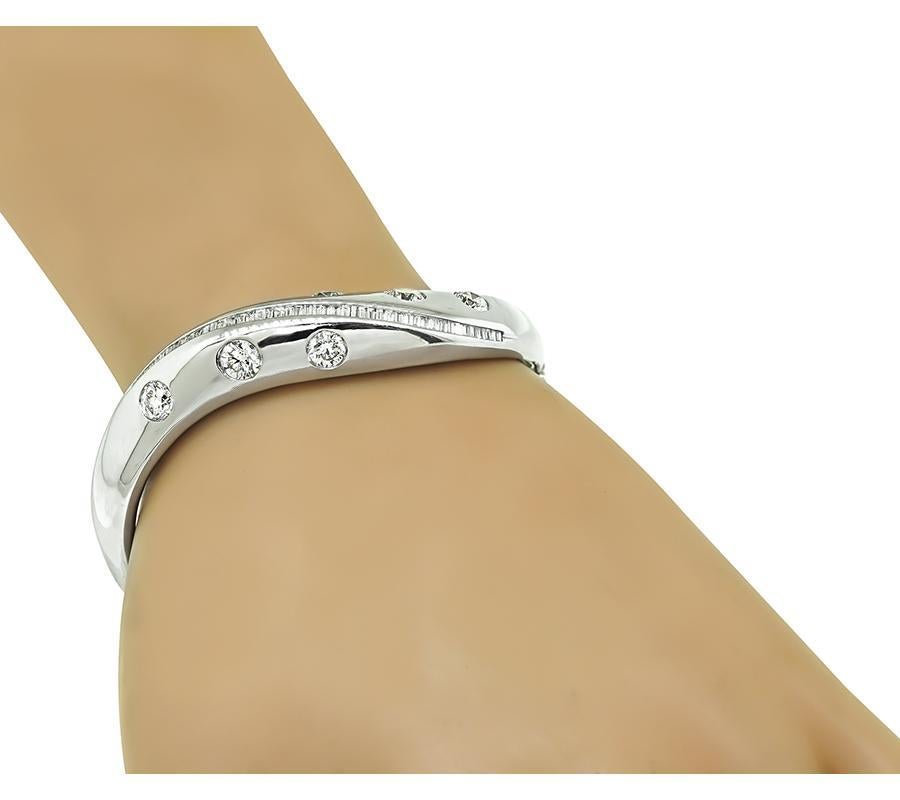 Questo è un favoloso braccialetto in oro bianco 18 carati. Il braccialetto è incastonato con scintillanti diamanti rotondi e a taglio baguette che pesano circa 5.00 carati. Il colore di questi diamanti è H. H. J. con purezza VS. Il braccialetto