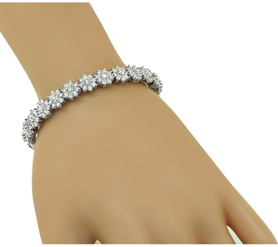 Il s'agit d'un magnifique bracelet en platine. Le bracelet est serti de diamants ronds étincelants pesant environ 5.00ct. La couleur de ces diamants est G-H et leur pureté VS. Le bracelet mesure 9 mm de large à la base la plus large et convient à un