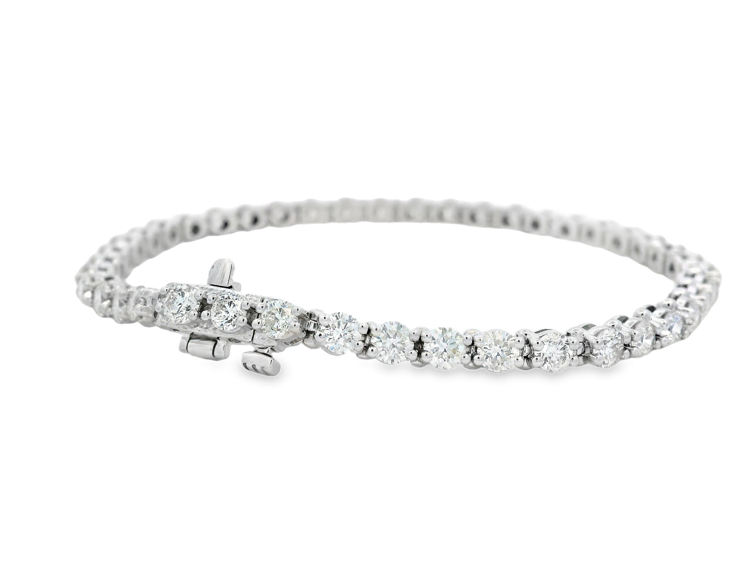 Pulsera de tenis de diamantes de 5,00 ct con 43 diamantes redondos en oro blanco de 14 quilates de 7 pulgadas en Nuevo estado para la venta en New York, NY