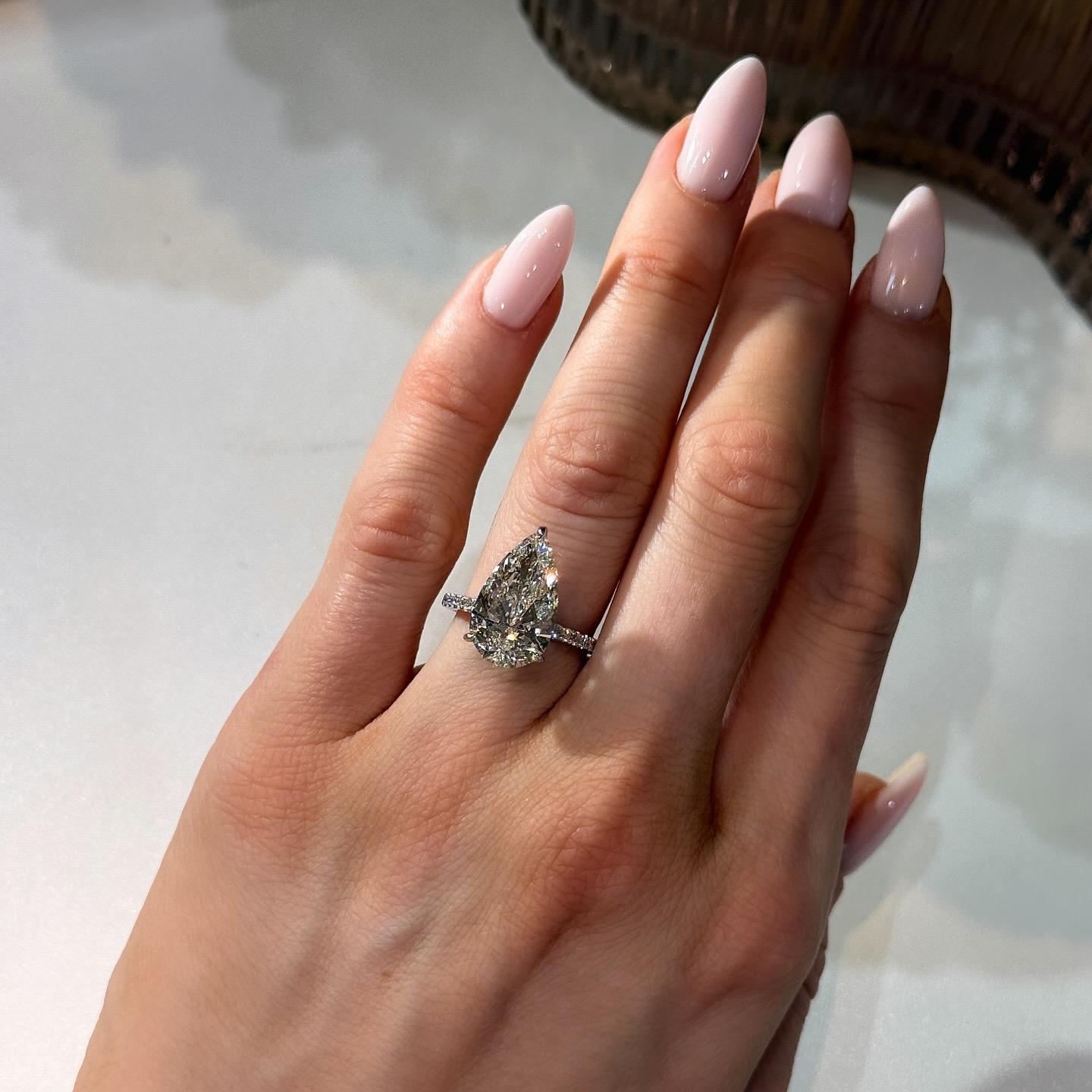 Offrez-vous le summum du luxe avec cette bague en diamant taille poire de 5,00 ct, certifiée par le GIA, sertie d'un exquis anneau en platine avec 0,50 ct de diamants pavés. Cette pièce à couper le souffle est un véritable témoignage d'élégance et