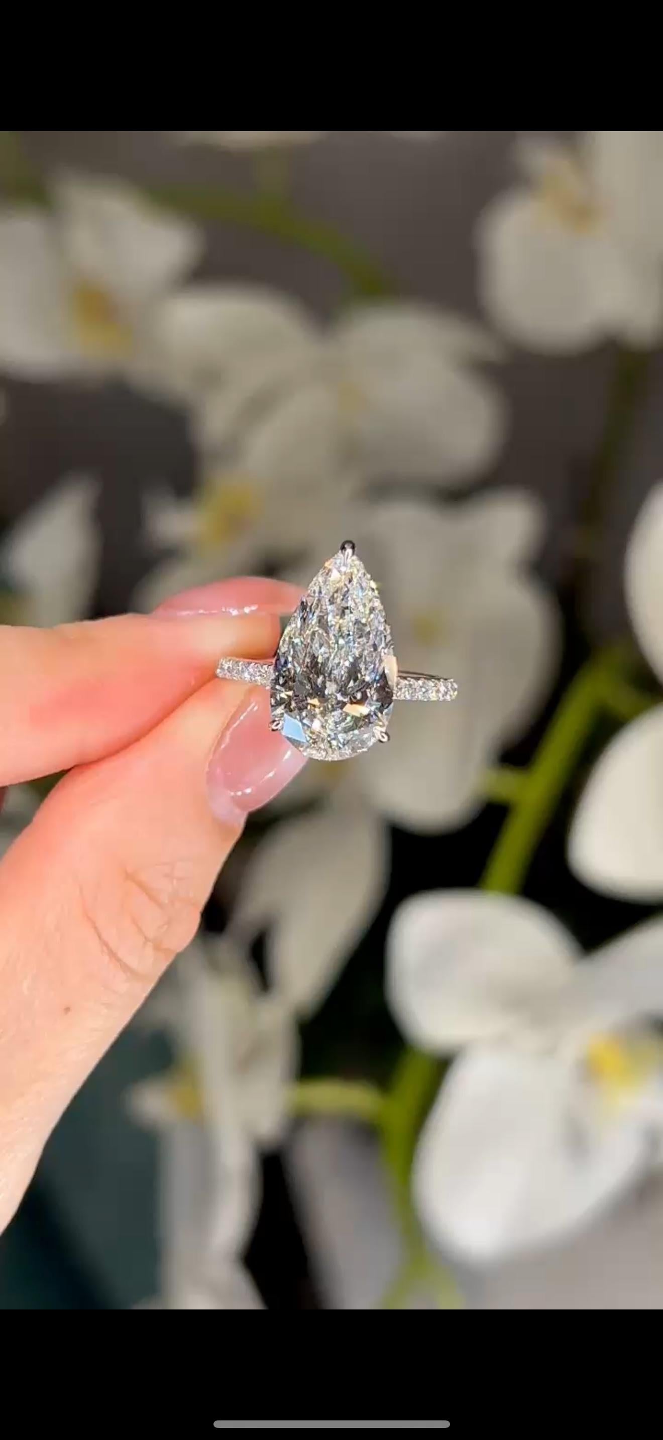 Moderne 5.00ct GIA Certified Pear Cut Diamond Pave Solitaire Engagement Ring en vente