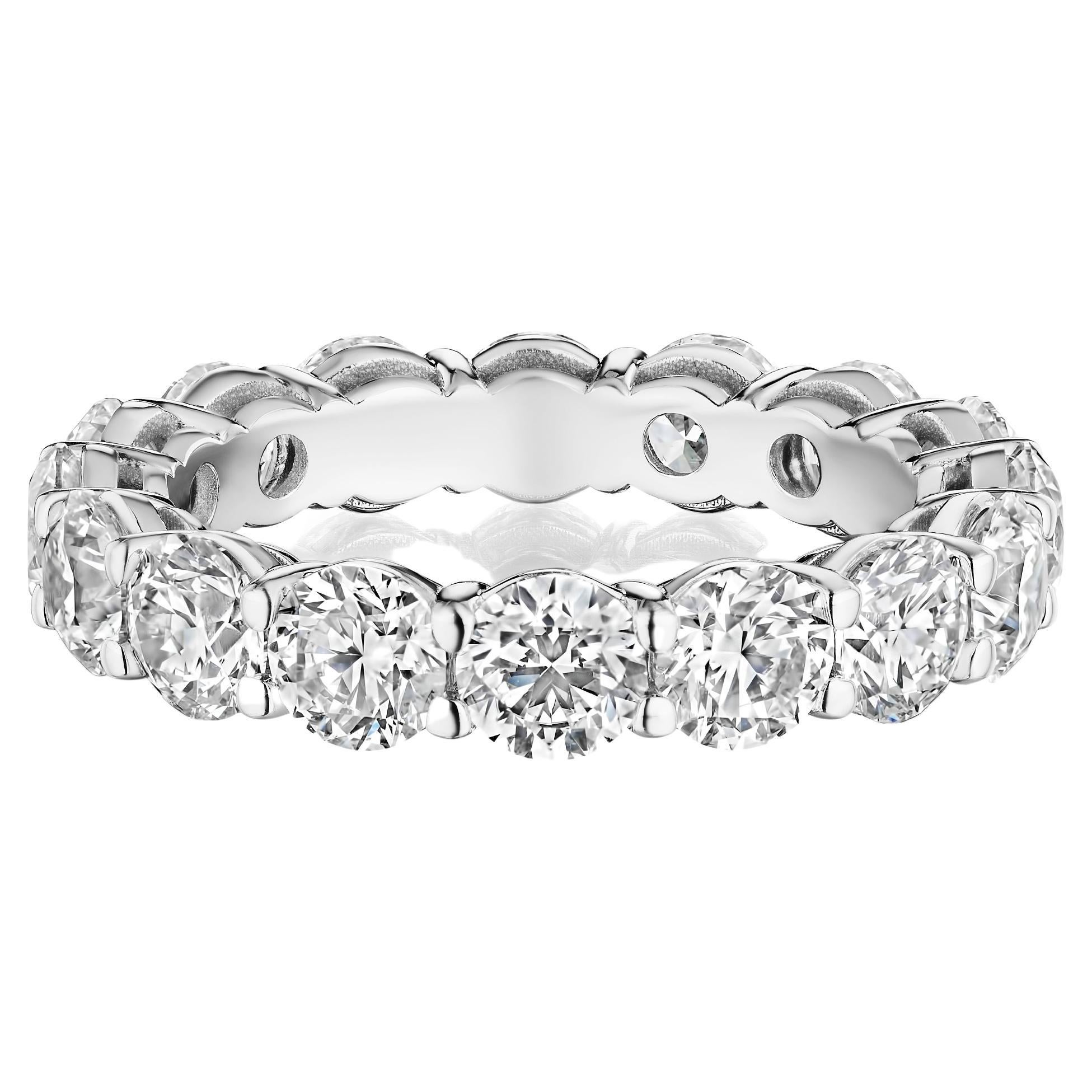 Anillo de eternidad de diamantes redondos de 5,00 ct en oro de 18 quilates