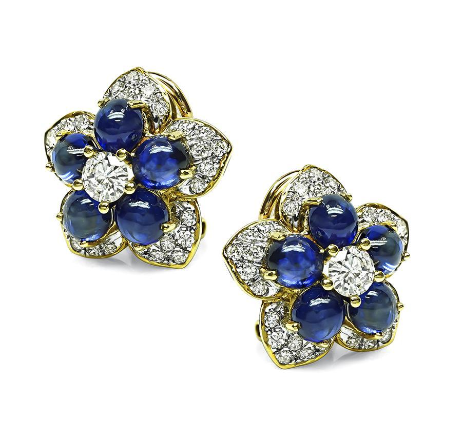 Dies ist ein atemberaubendes Paar Stern-Ohrringe aus 18 Karat Gelb- und Weißgold. Die Ohrringe sind mit schönen Cabochon-Saphiren besetzt, die etwa 5,00ct wiegen. Die Saphire werden durch funkelnde, rund geschliffene Diamanten mit einem Gewicht von