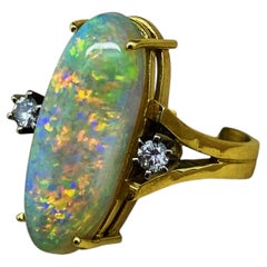 Cocktailring aus 18-karätigem Gelbgold mit einem massiven Opal (5,00 ct) und Diamanten, im Wert von 7.300 $