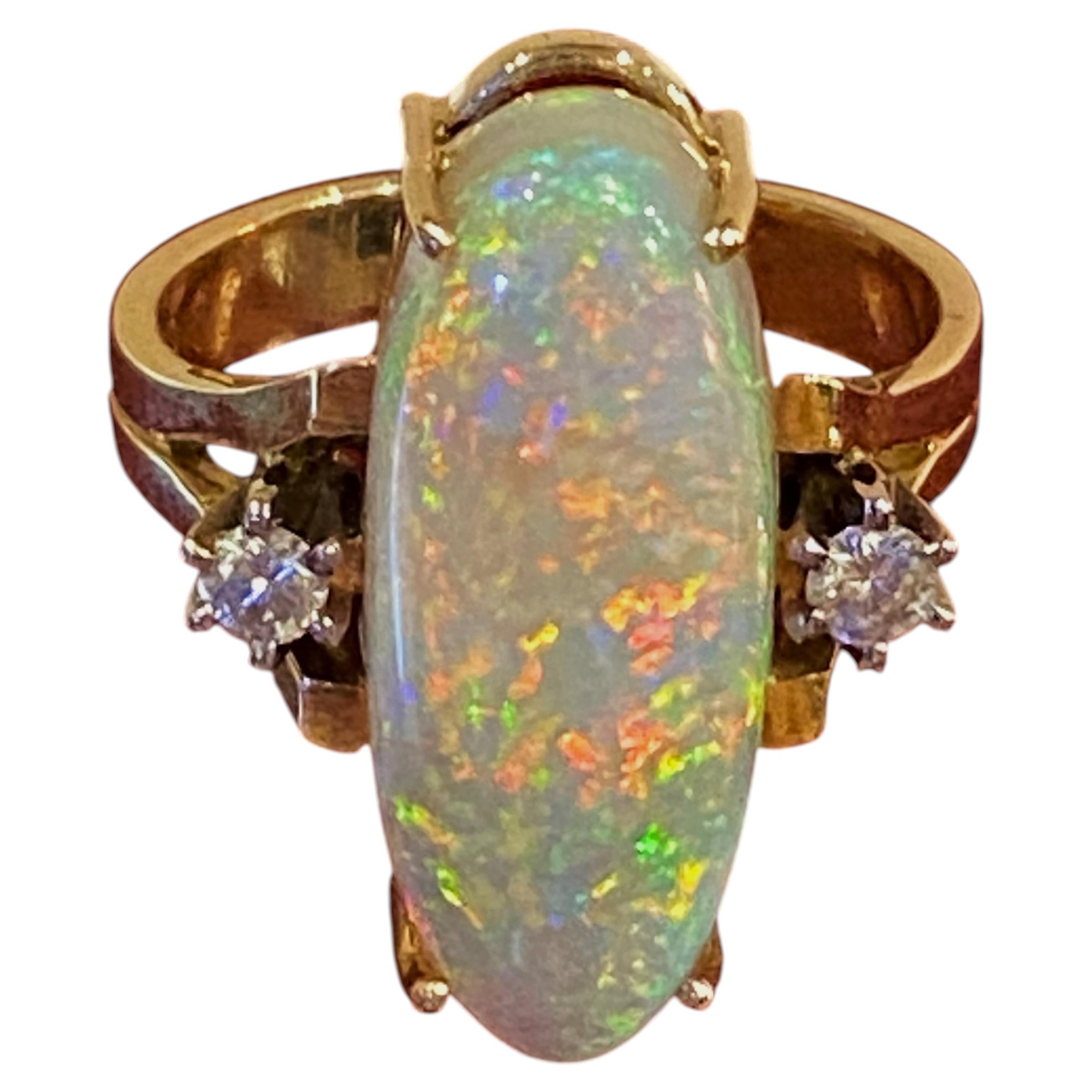 Bague de cocktail en or jaune 18 carats, sertie d'une opale massive de 5,00 ct et de diamants, d'une valeur de 7 300 $