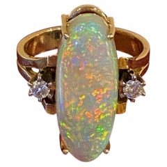 Cocktailring aus 18-karätigem Gelbgold mit einem massiven Opal (5,00 ct) und Diamanten, im Wert von 7.300 $