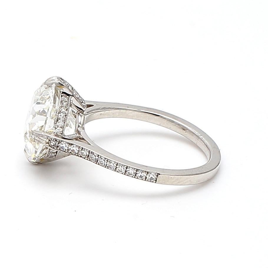 Taille coussin Bague de fiançailles en platine avec diamant coussin de 5,01 carats de forme brillante H-VS2 en vente