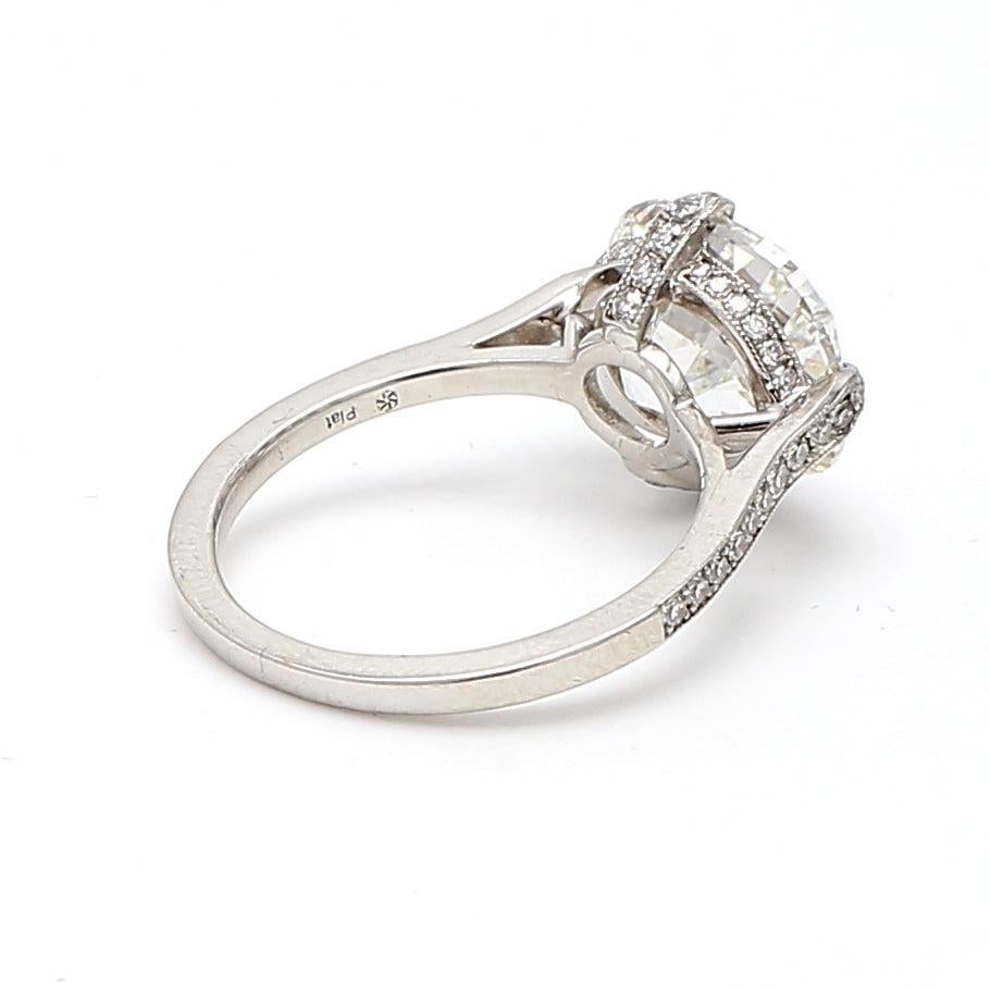 Bague de fiançailles en platine avec diamant coussin de 5,01 carats de forme brillante H-VS2 en vente 1