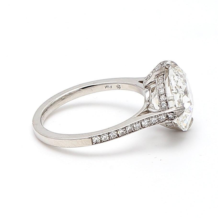 Bague de fiançailles en platine avec diamant coussin de 5,01 carats de forme brillante H-VS2 en vente 2