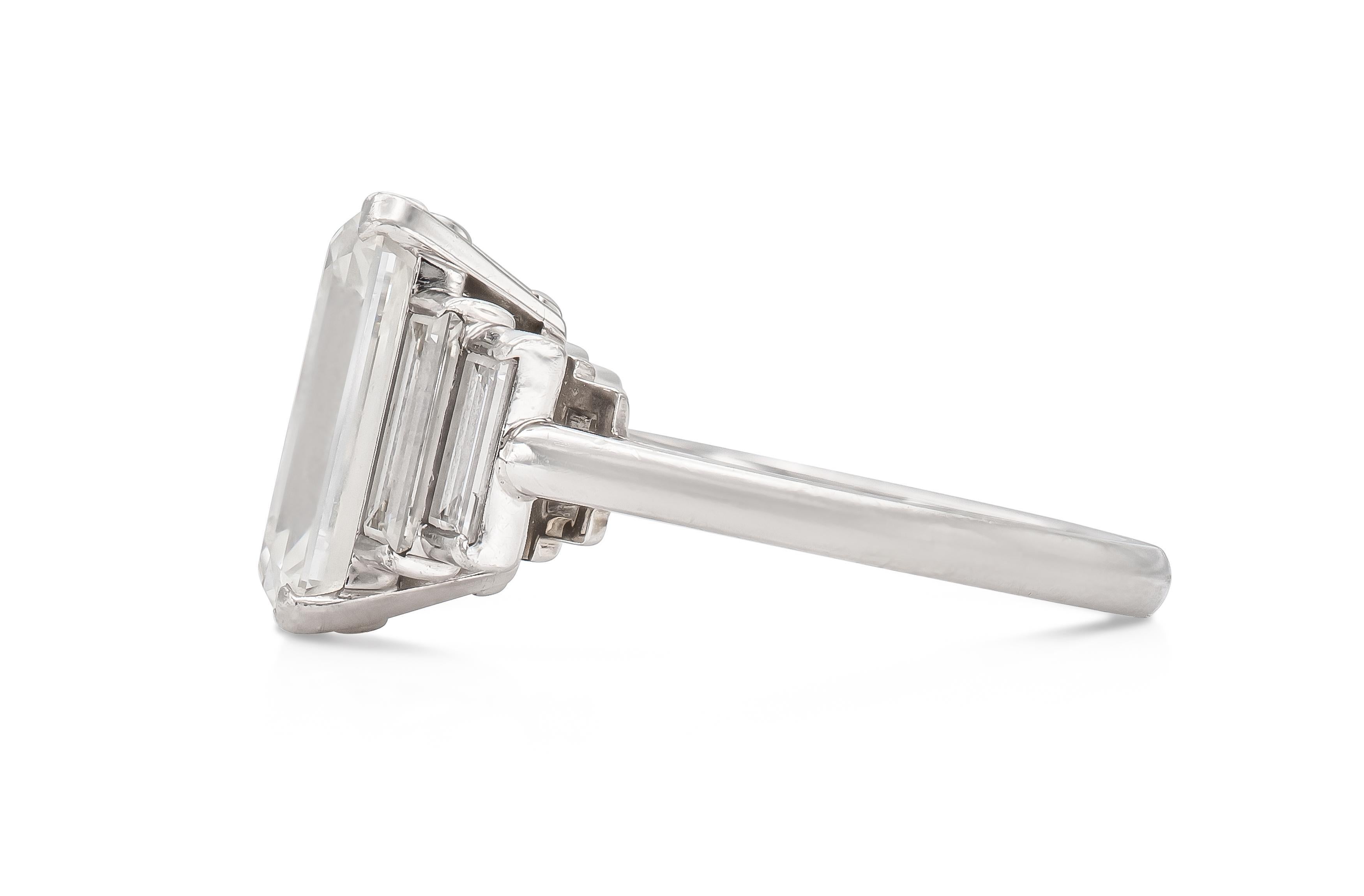 Anillo de compromiso de diamantes talla esmeralda de 5,01 quilates Corte esmeralda en venta