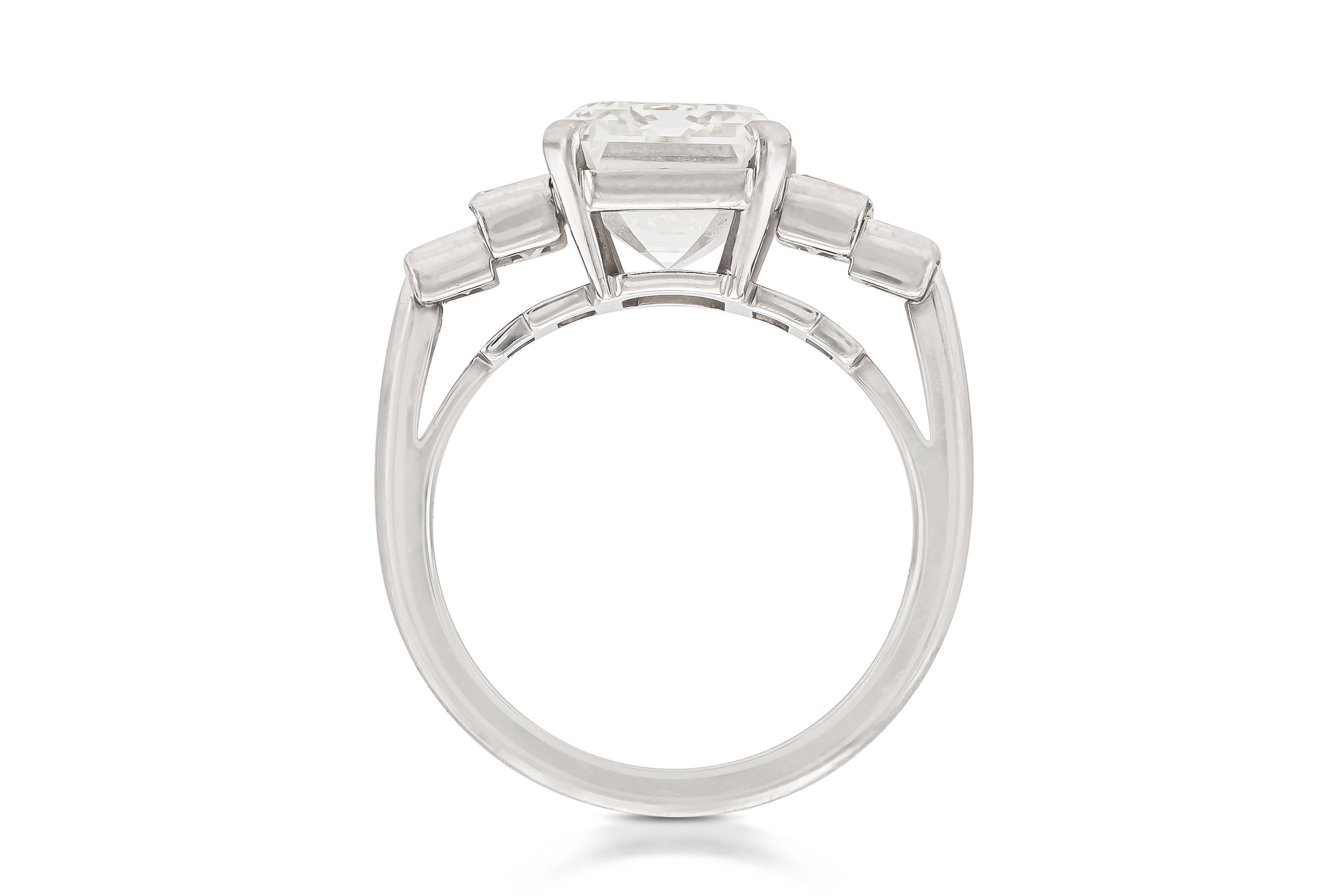 Anillo de compromiso de diamantes talla esmeralda de 5,01 quilates en Bueno estado para la venta en New York, NY