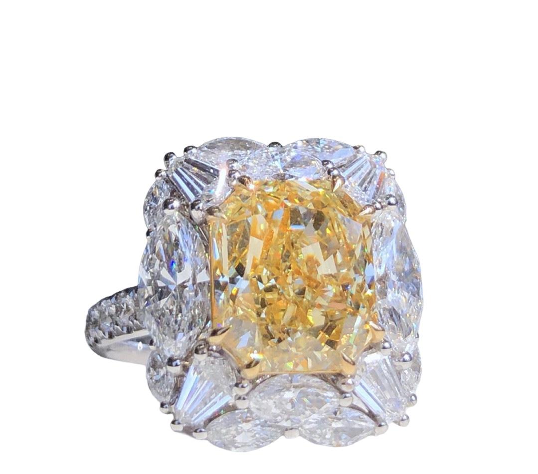 Taille coussin Bague cocktail en diamant jaune fantaisie de 5,01 carats certifié GIA en vente