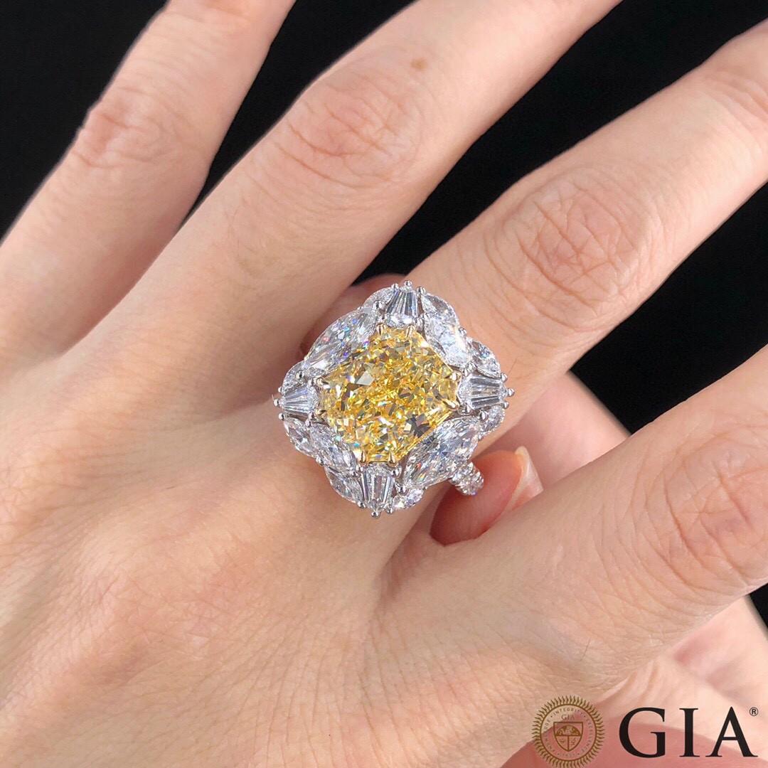 Bague cocktail en diamant jaune fantaisie de 5,01 carats certifié GIA Unisexe en vente