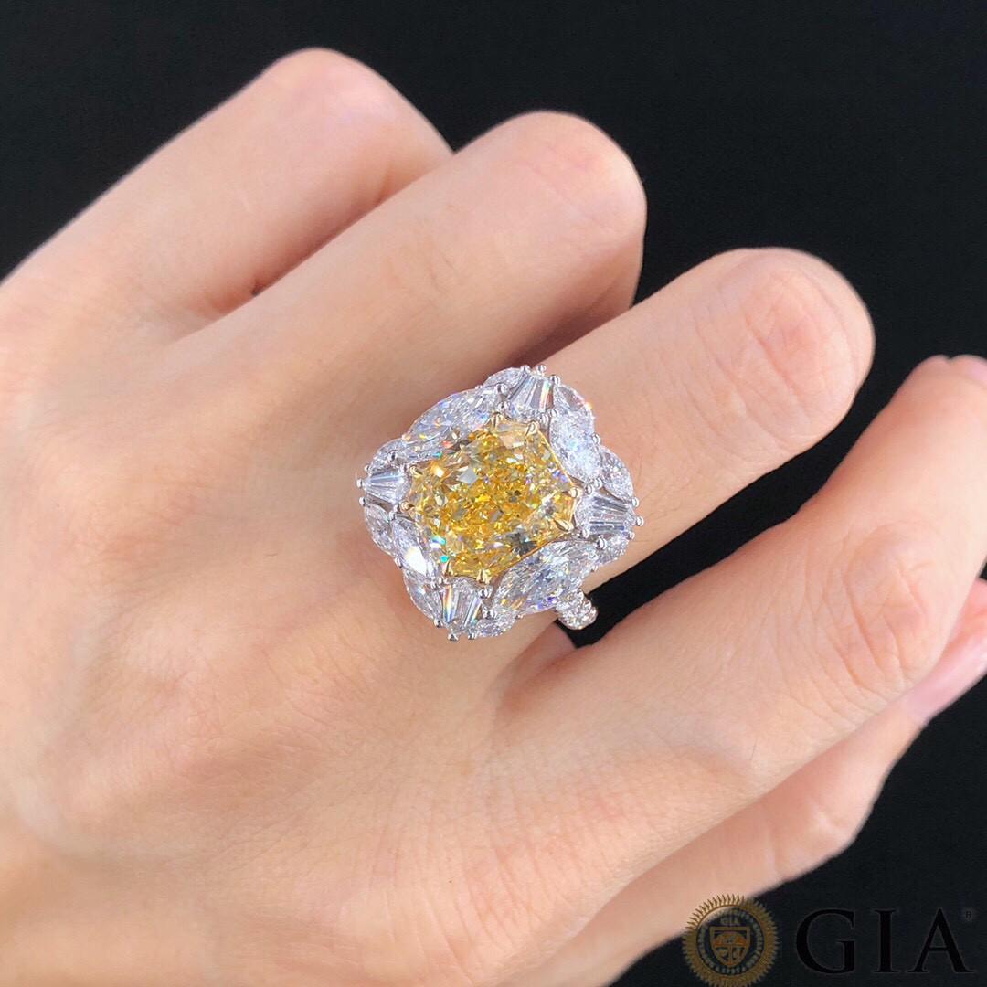 Bague cocktail en diamant jaune fantaisie de 5,01 carats certifié GIA en vente 1