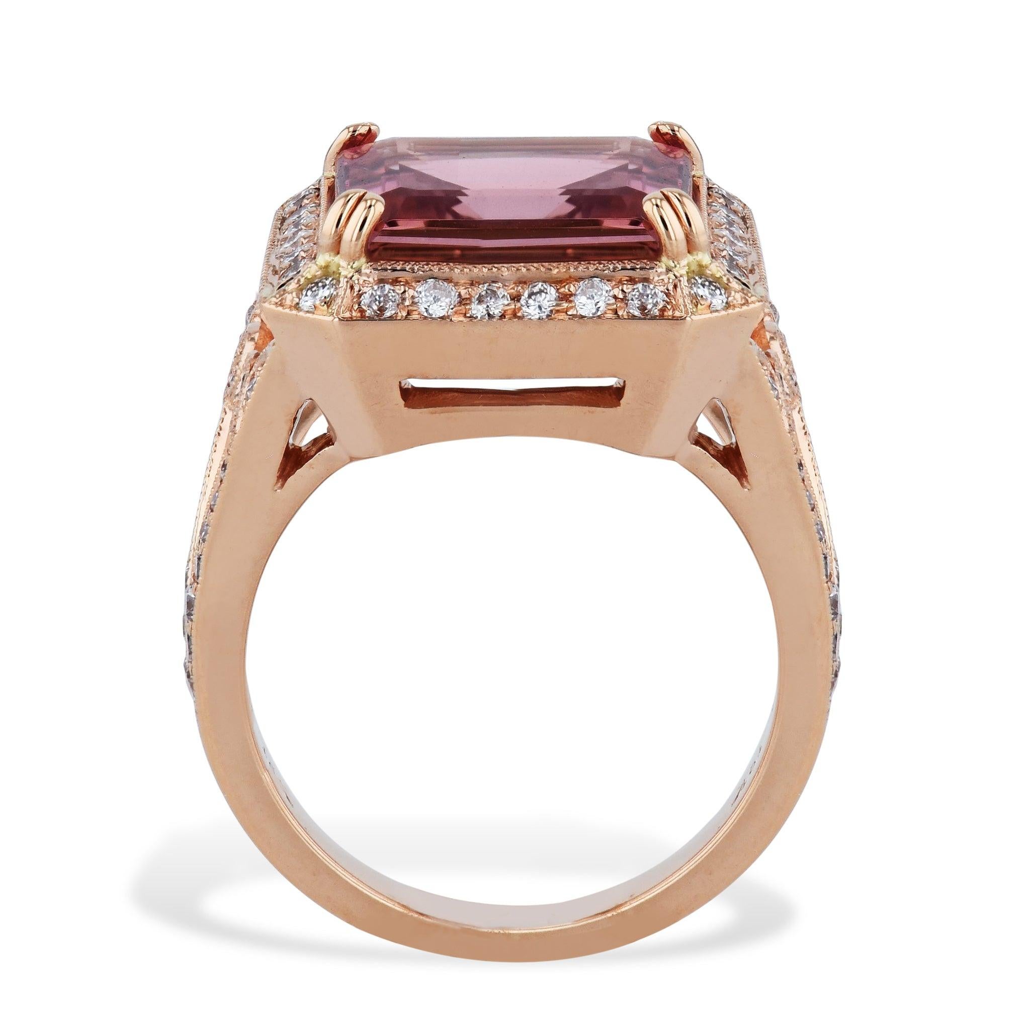 
Gönnen Sie sich diesen exquisiten Ring aus rosa Turmalin mit Smaragdschliff und Diamanten. Das aus 18 Karat Roségold gefertigte Schmuckstück besticht durch einen 5,01 Karat schweren rosa Turmalin in der Mitte, umgeben von 70 schimmernden Diamanten.