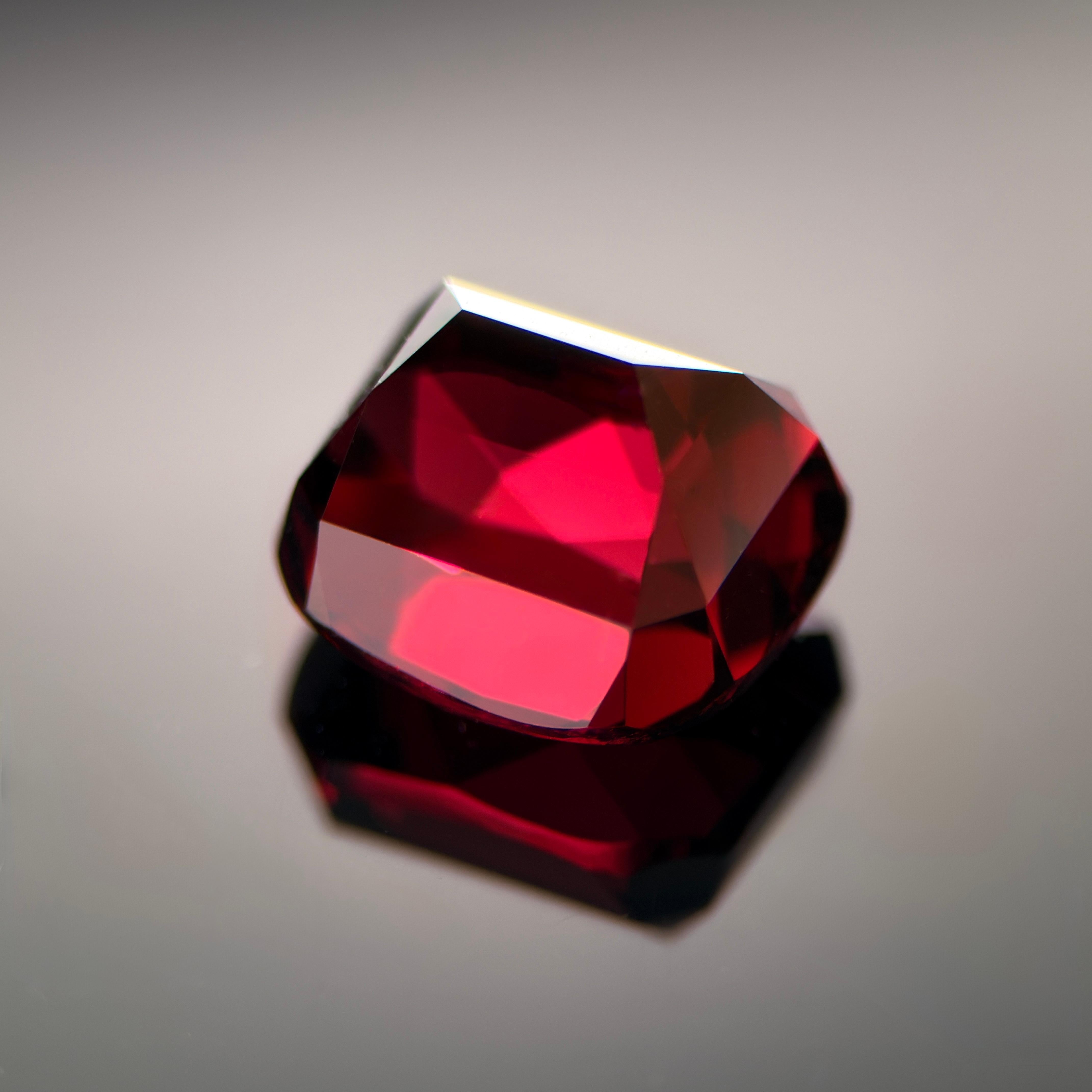 Grenat Natural Elegance de 5,01 carats - riche coussin rouge foncé, éclat élégant en vente 5