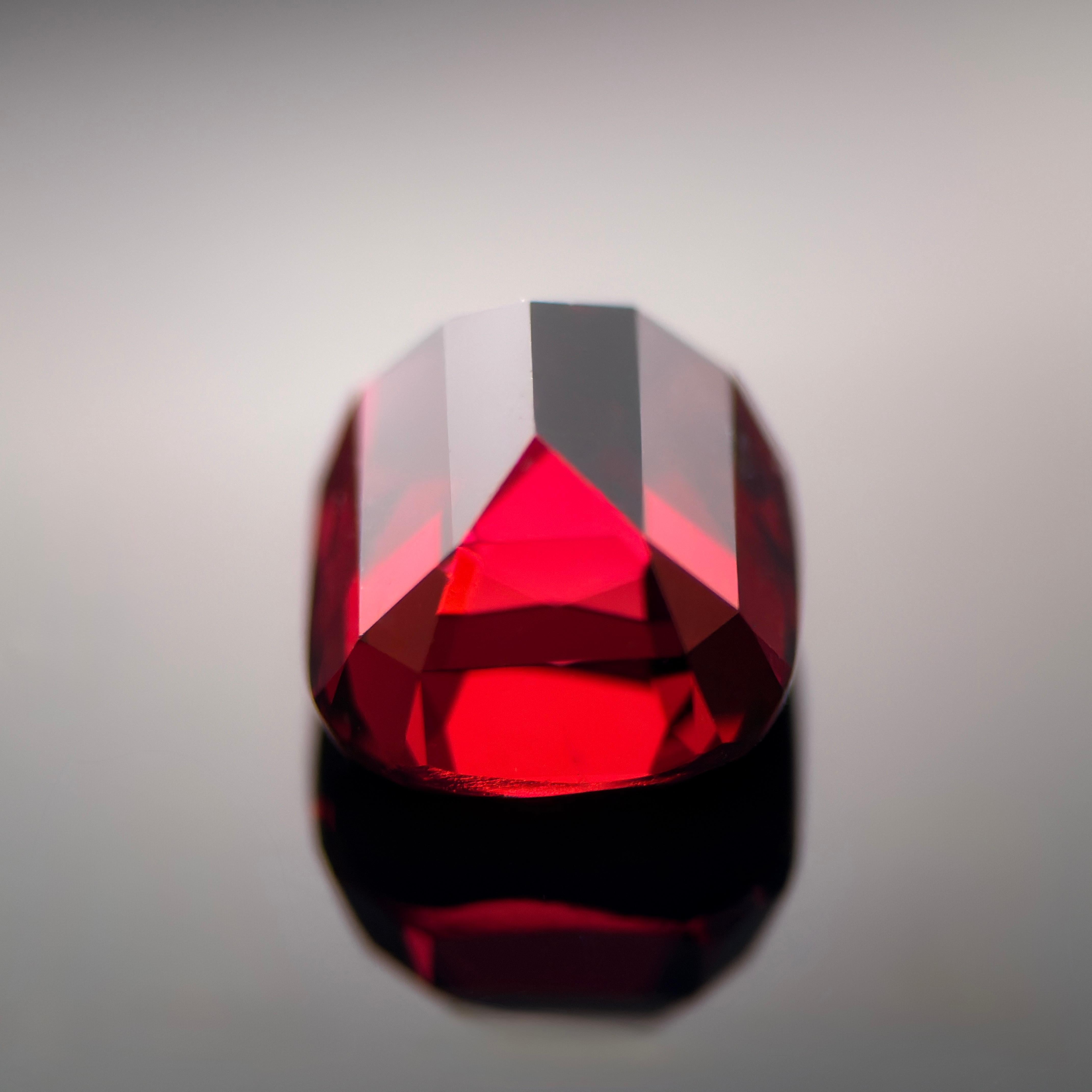 Grenat Natural Elegance de 5,01 carats - riche coussin rouge foncé, éclat élégant en vente 6