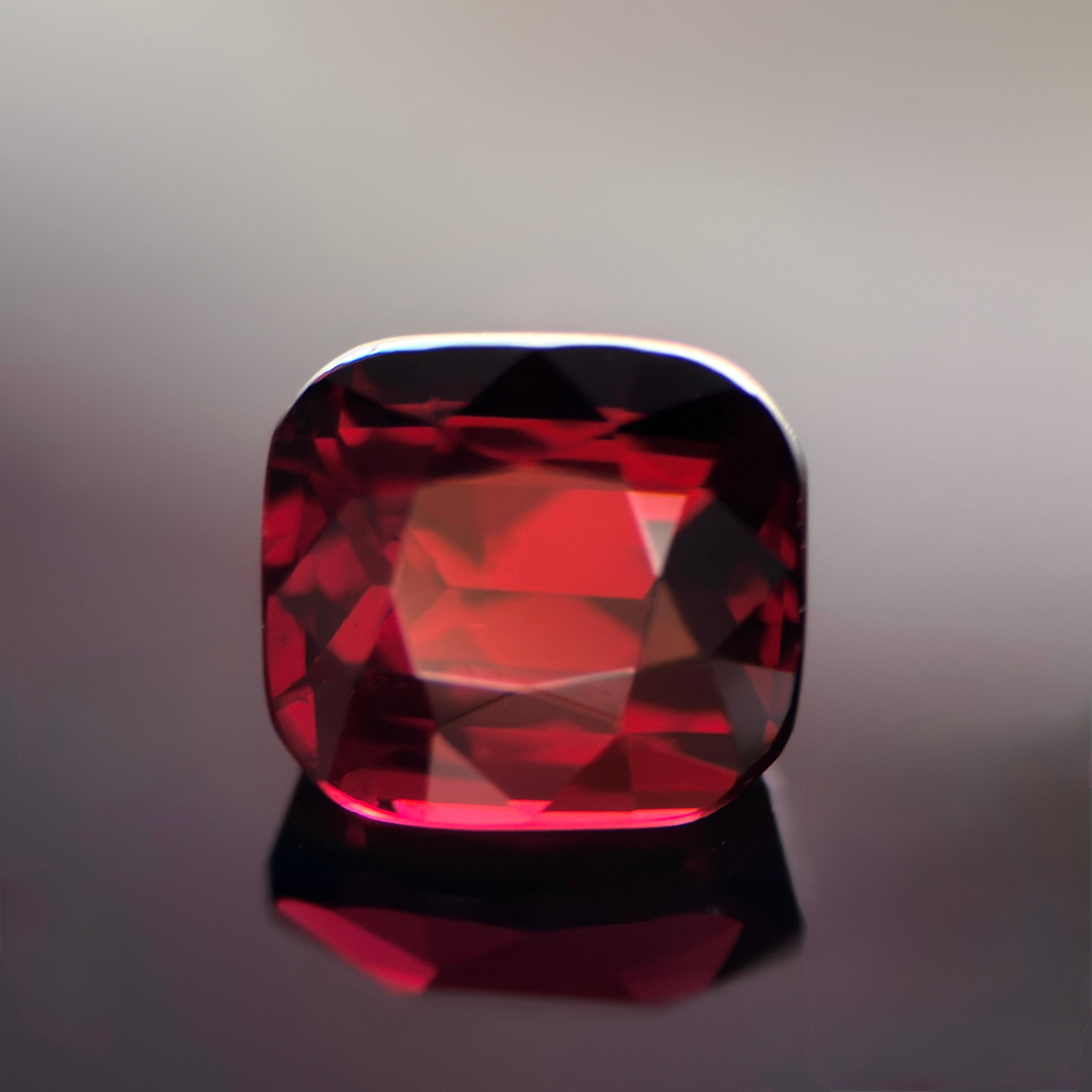 Grenat Natural Elegance de 5,01 carats - riche coussin rouge foncé, éclat élégant en vente 1