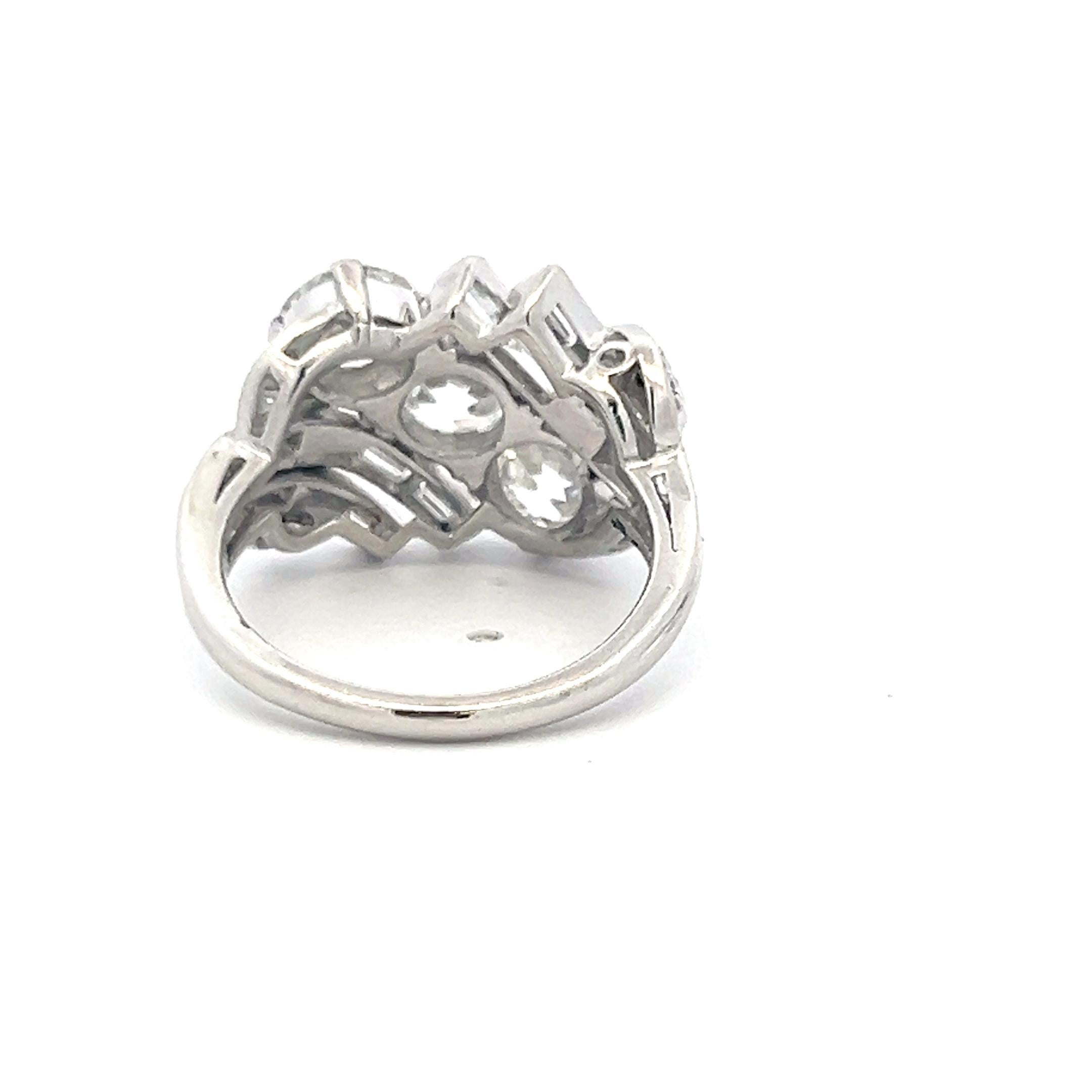 Taglio antico europeo Anello in platino con diamante antico di 5,01 carati e diamante rotondo a baguette in vendita