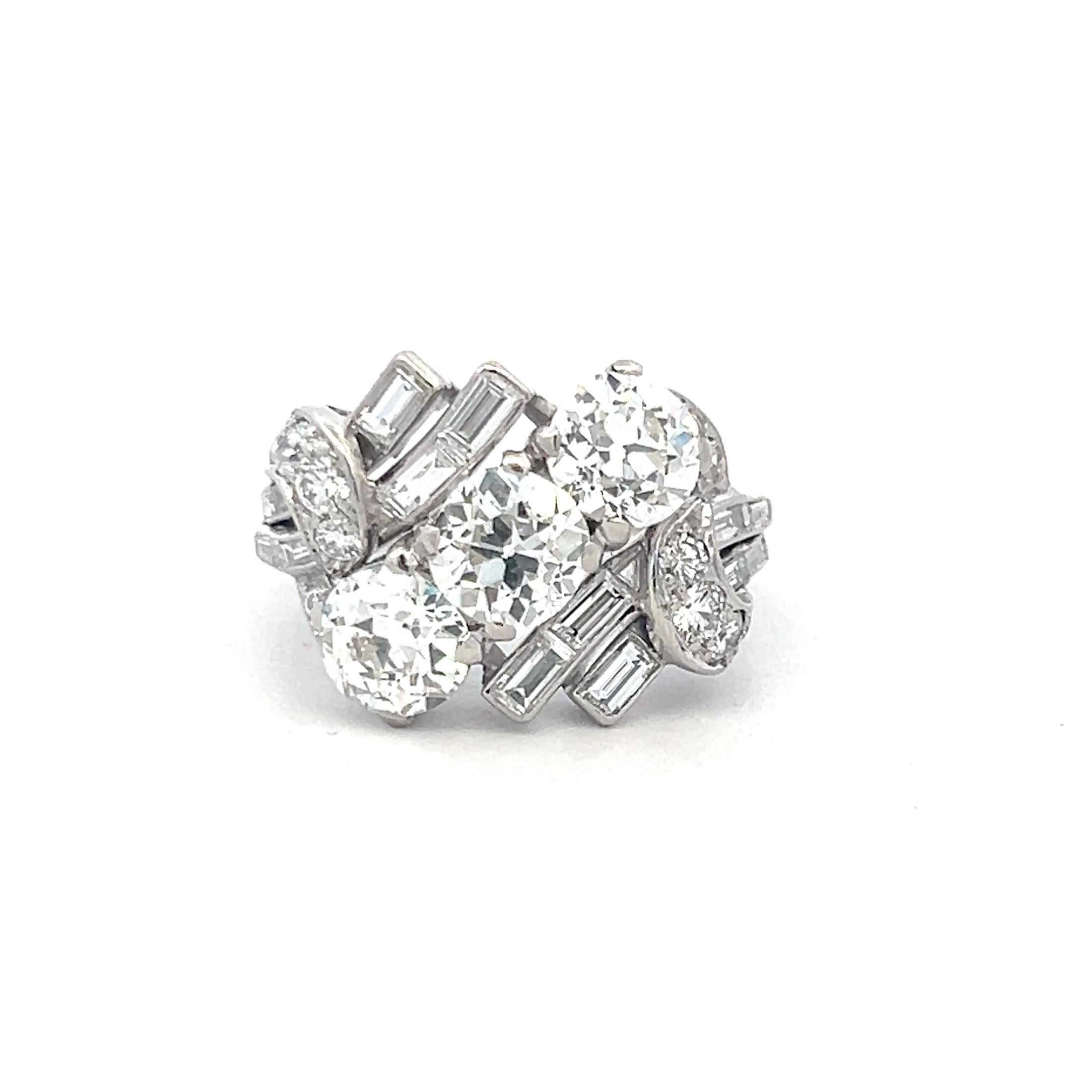 Donna Anello in platino con diamante antico di 5,01 carati e diamante rotondo a baguette in vendita