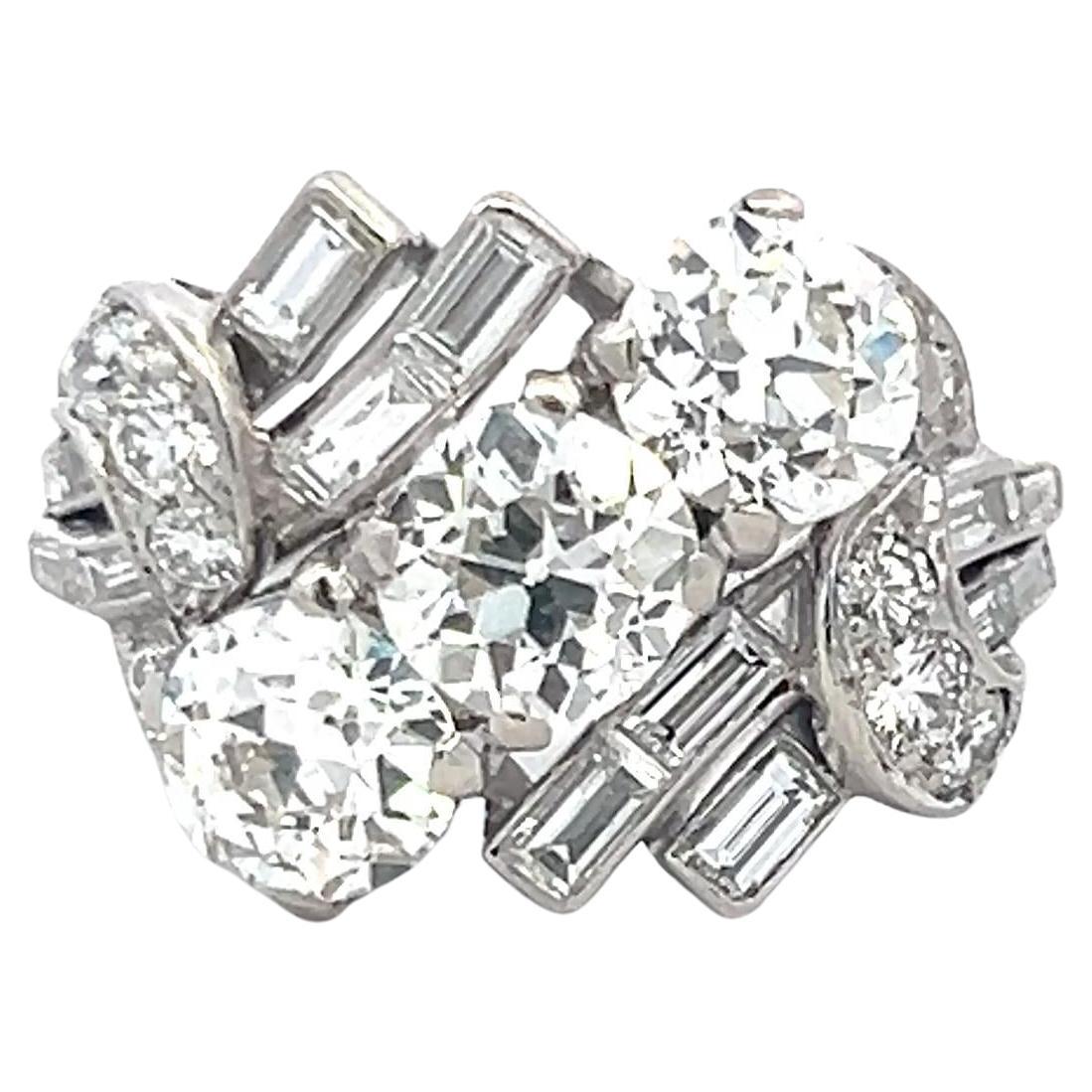 Anello in platino con diamante antico di 5,01 carati e diamante rotondo a baguette in vendita