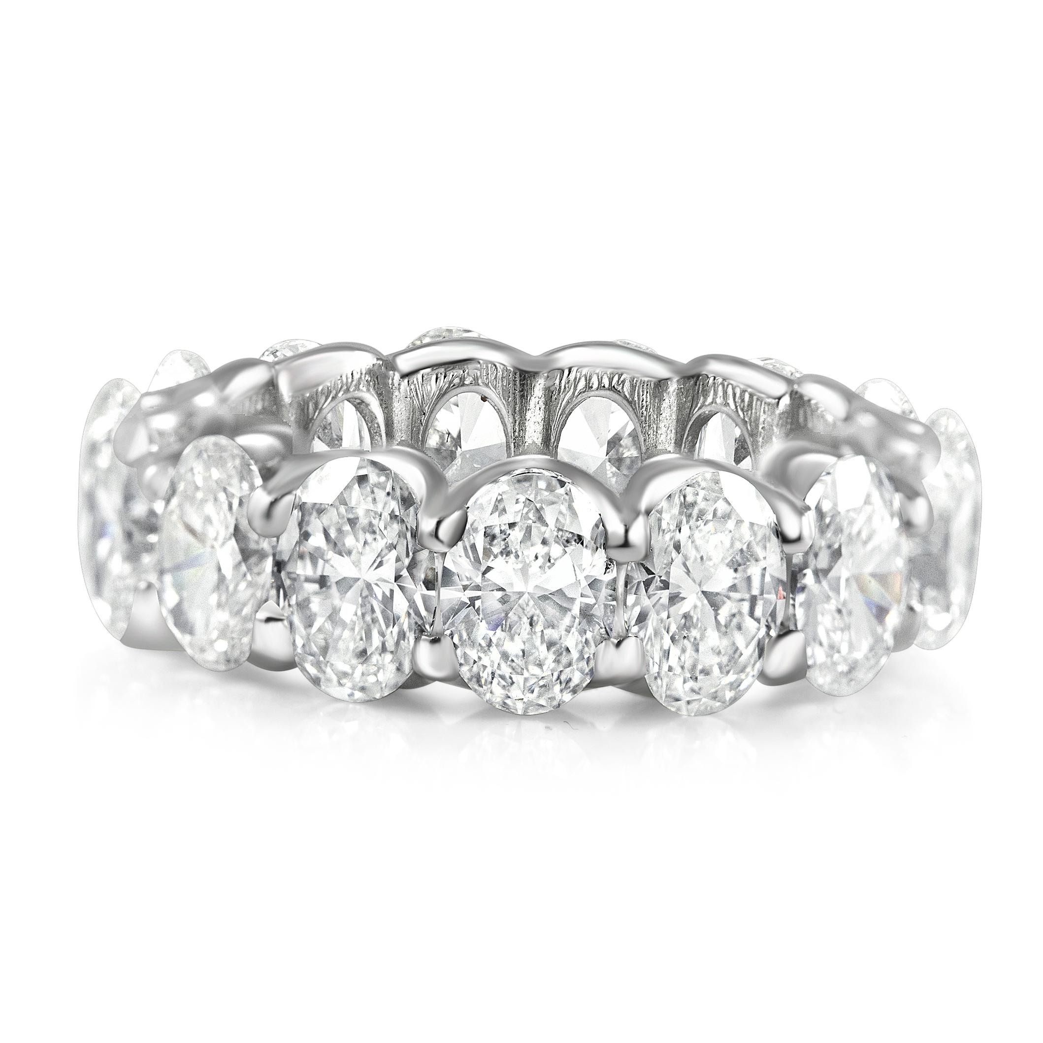 in vendita:  Fascia Eternity con diamante ovale da 5,01 carati in platino, misura 6 4