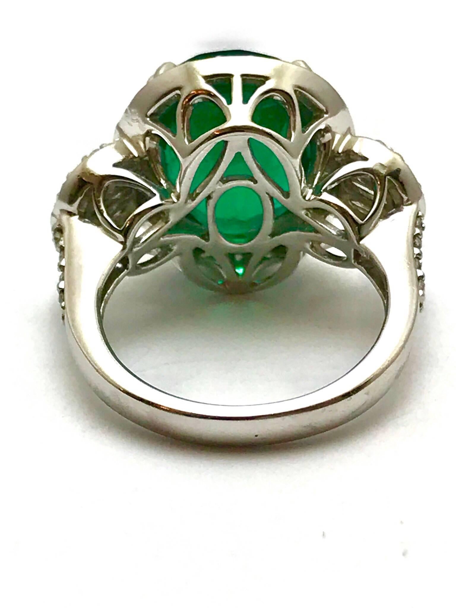 5,01 Karat ovaler natürlicher Smaragd und Diamant Weißgold Cocktail-Ring im Zustand „Hervorragend“ im Angebot in Chevy Chase, MD