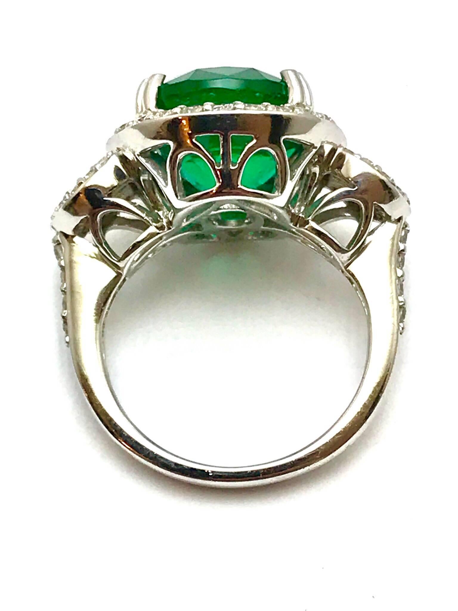 5,01 Karat ovaler natürlicher Smaragd und Diamant Weißgold Cocktail-Ring für Damen oder Herren im Angebot