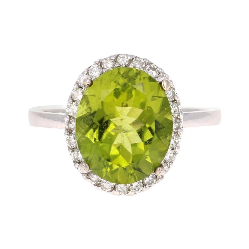 Ring mit 5,01 Karat Peridot aus 14 Karat Weißgold im Angebot