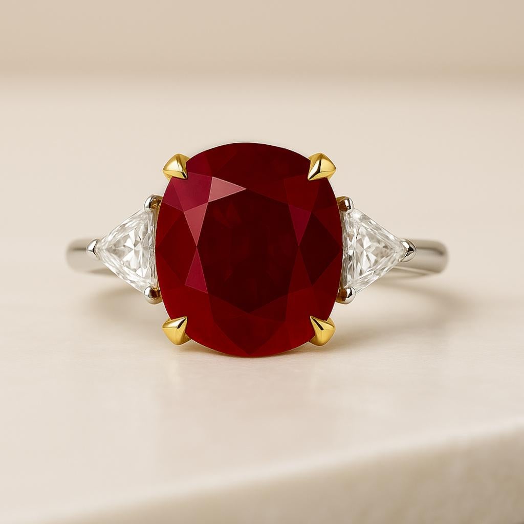 Bague à trois pierres en or 18 carats, rubis sang de pigeon de 5,01 carats et diamant trillion Neuf - En vente à Chicago, IL