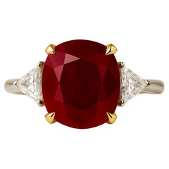 Ring aus 18 Karat Gold mit 5,01 Karat Taubenblut-Rubin und Trillionen Diamanten mit drei Steinen