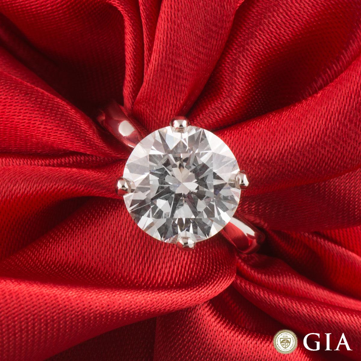 Ein wunderschöner Verlobungsring mit Diamanten aus Platin. Der Ring besteht aus einem runden Diamanten mit Brillantschliff in einer 4-Krallen-Fassung mit einem Gewicht von 5,01 ct, Farbe J und Reinheit VVS2. Der Ring ist eine Größe UK M½ und US 6