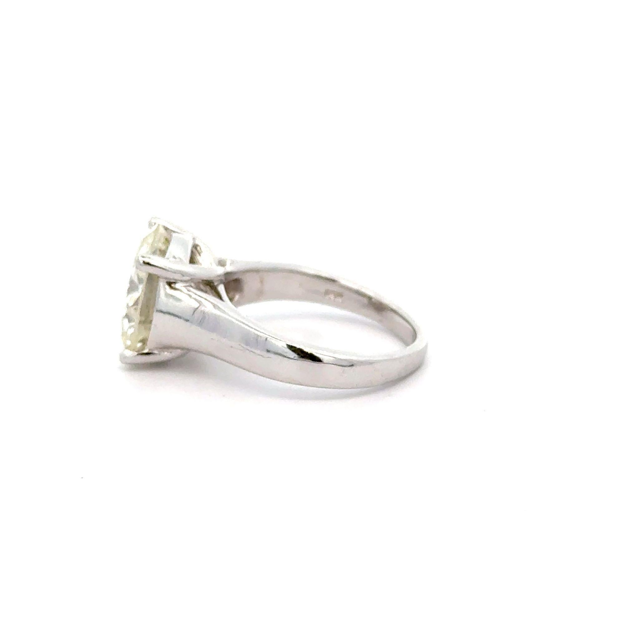 Contemporary 5.01 Carat Round Cut J/VS1 Diamond in 14K White Solitaire Engagement Ring For Sale