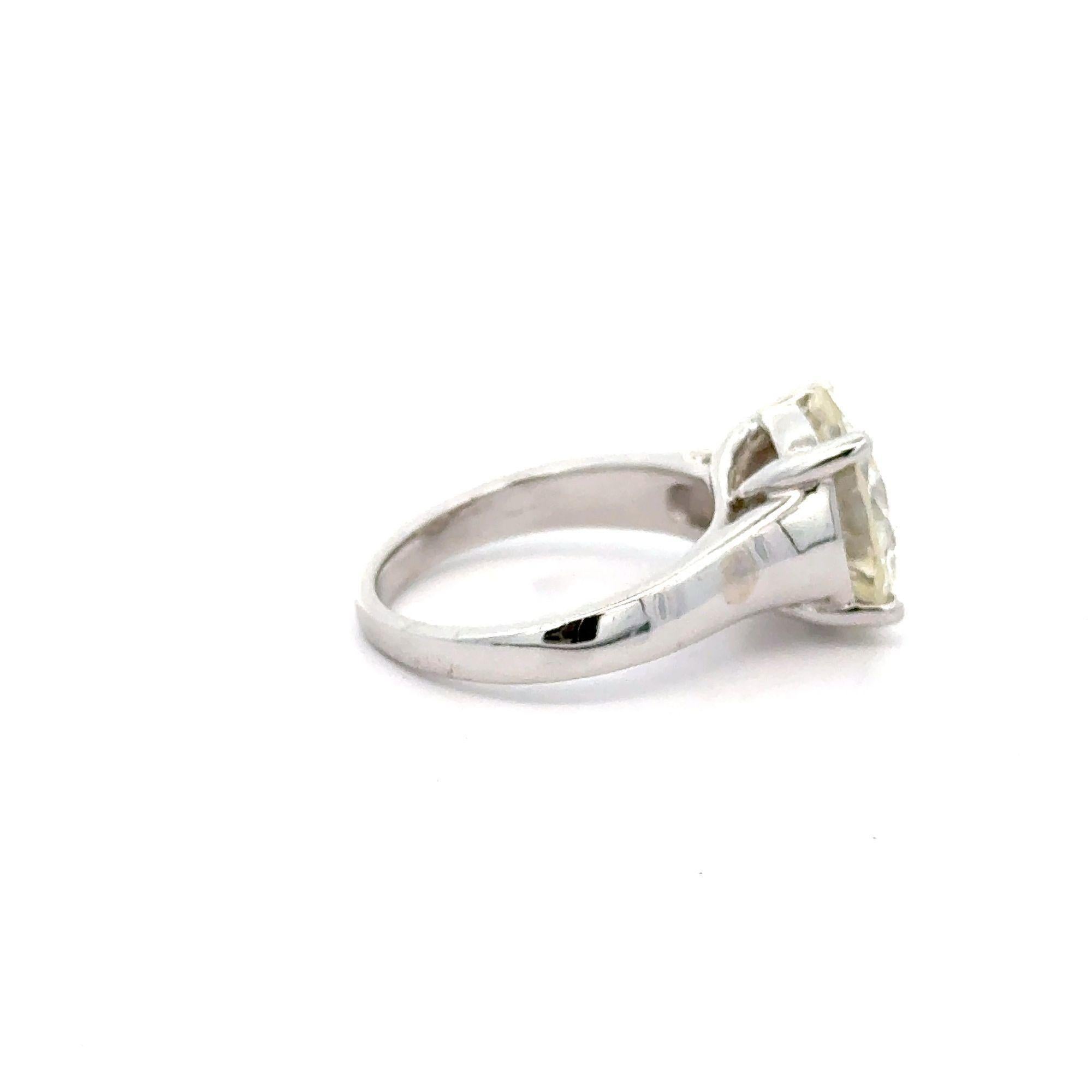 Women's 5.01 Carat Round Cut J/VS1 Diamond in 14K White Solitaire Engagement Ring For Sale