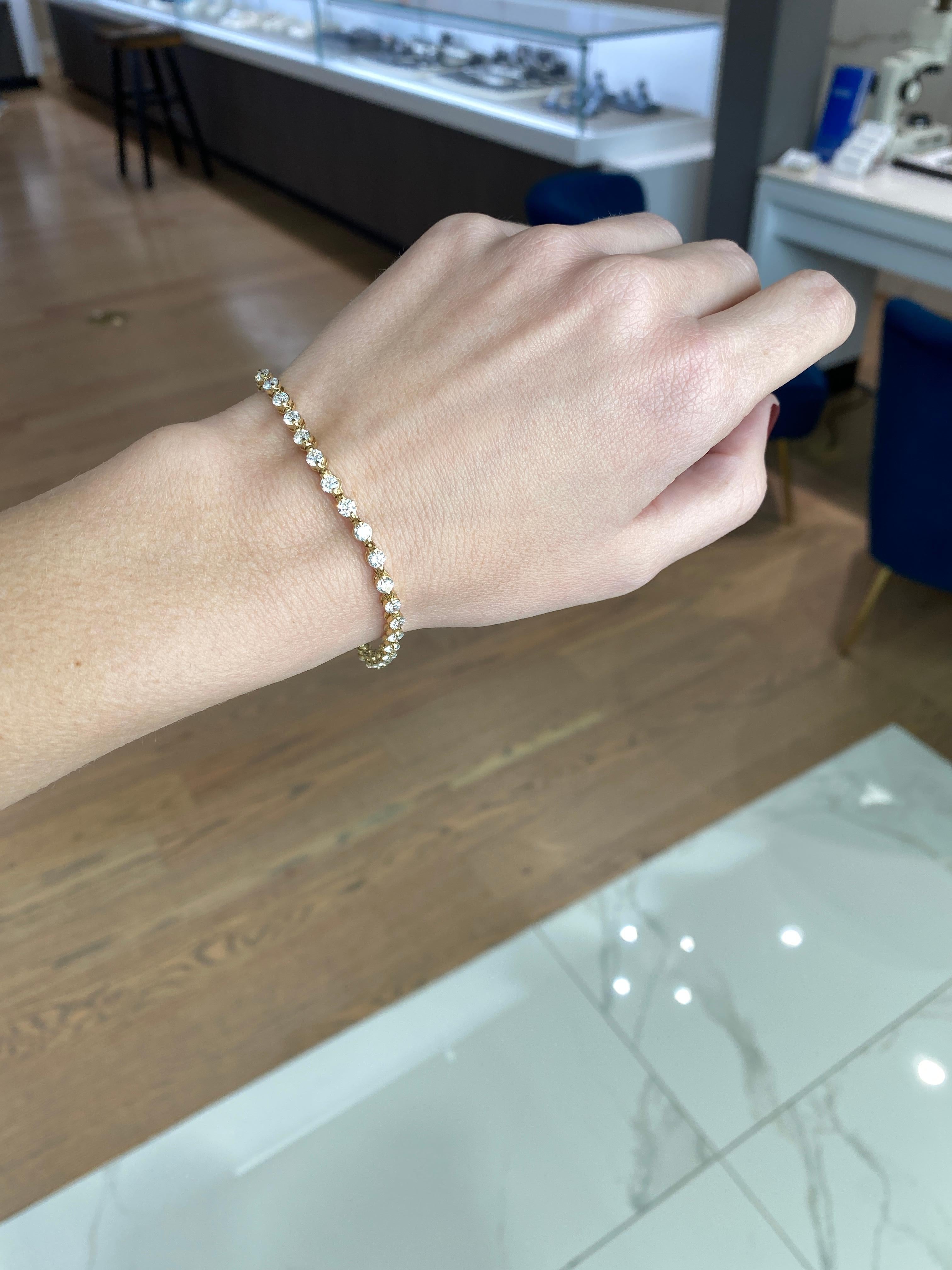 Bracelet tennis en or jaune avec diamants d'un poids total de 5,01 carats  en vente 5