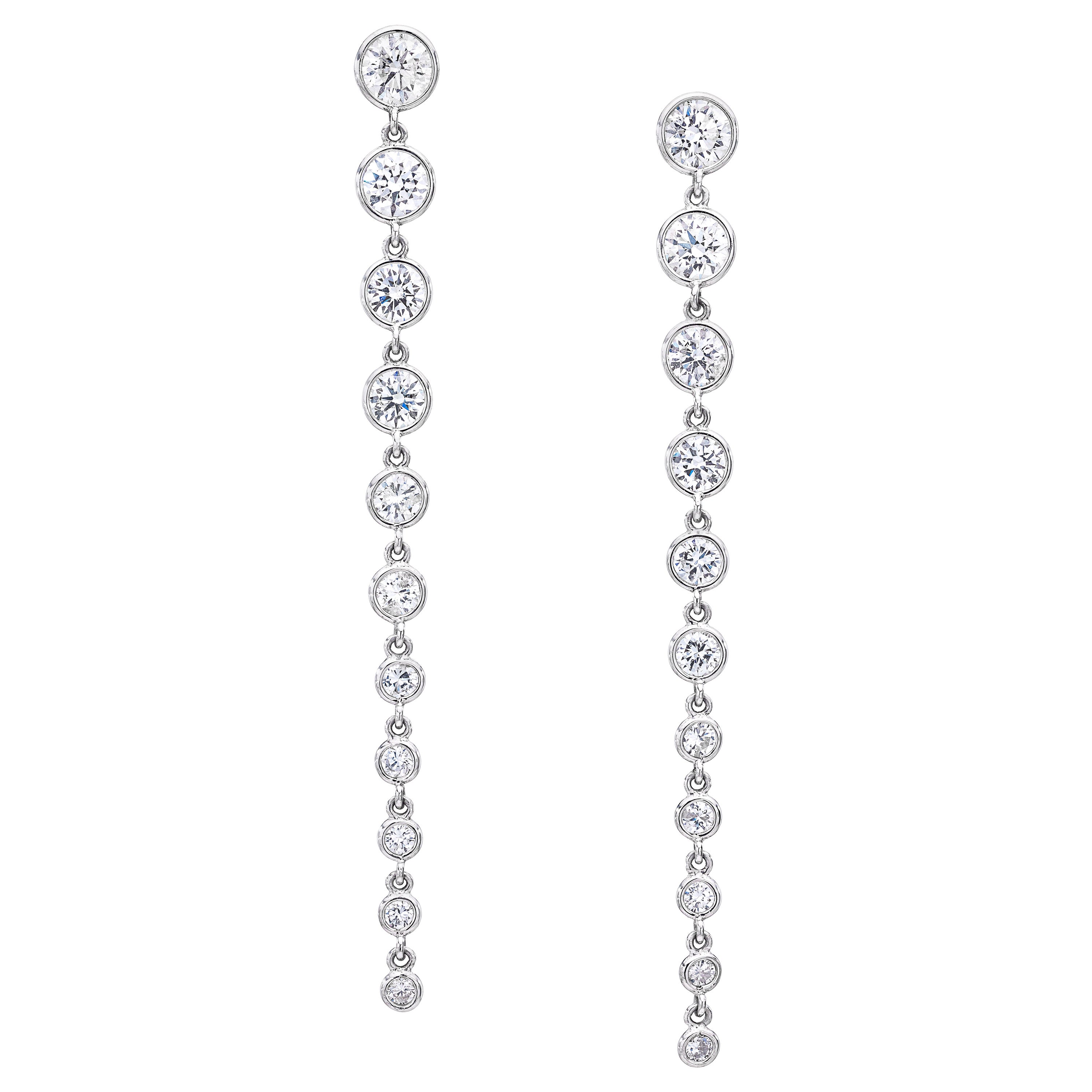 5,01 Karat abgestufte Diamantohrringe aus Platin