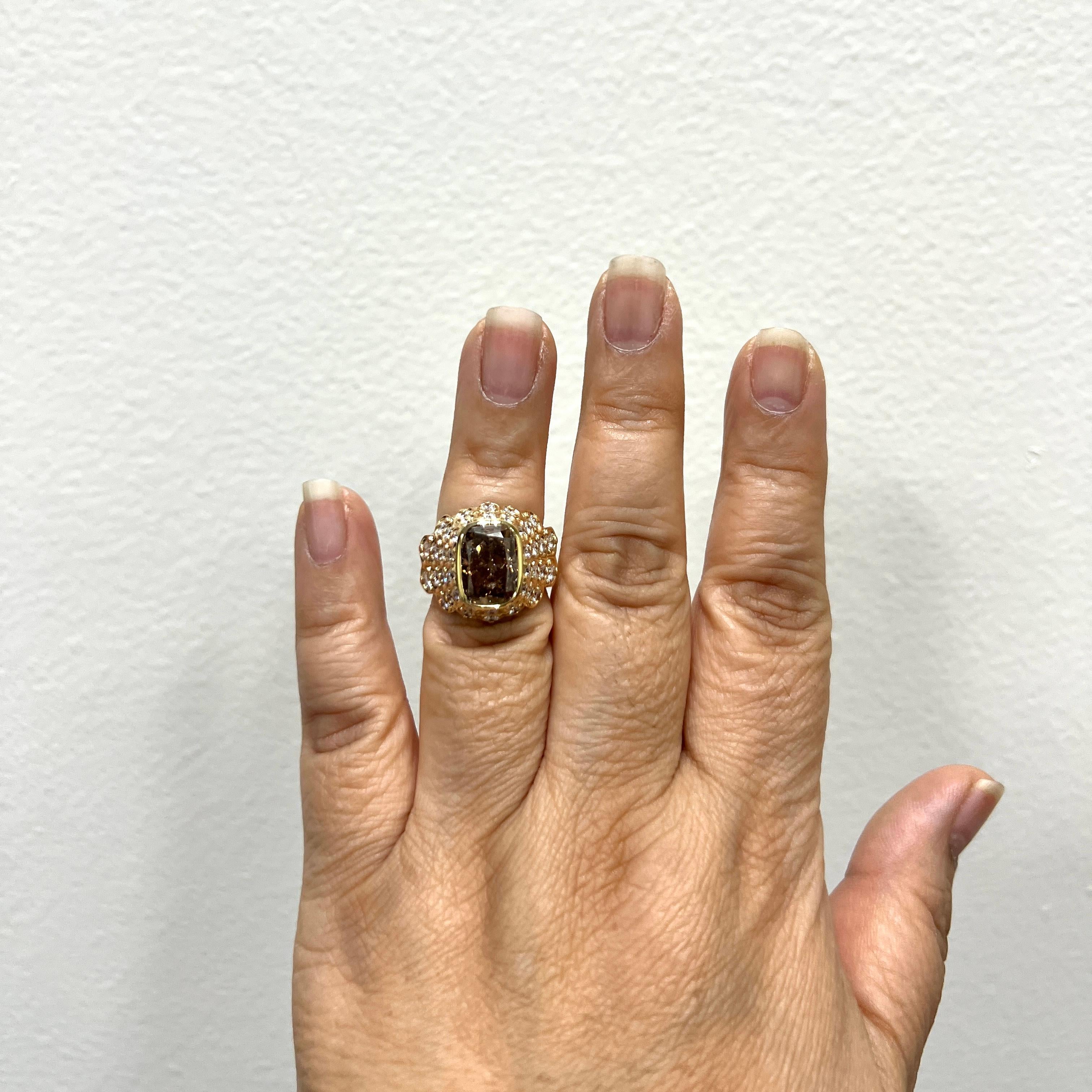 Bellissimo cuscino di diamanti cognac da 5,01 ct. con diamanti bianchi rotondi di buona qualità.  Realizzato a mano in oro giallo 18 carati.  Anello misura 6,5.