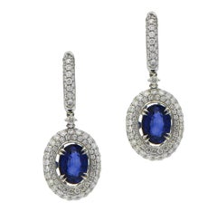 Pendientes de zafiro fantasía de 5,01 quilates totales con halo de diamantes pavé en oro blanco de 18 quilates
