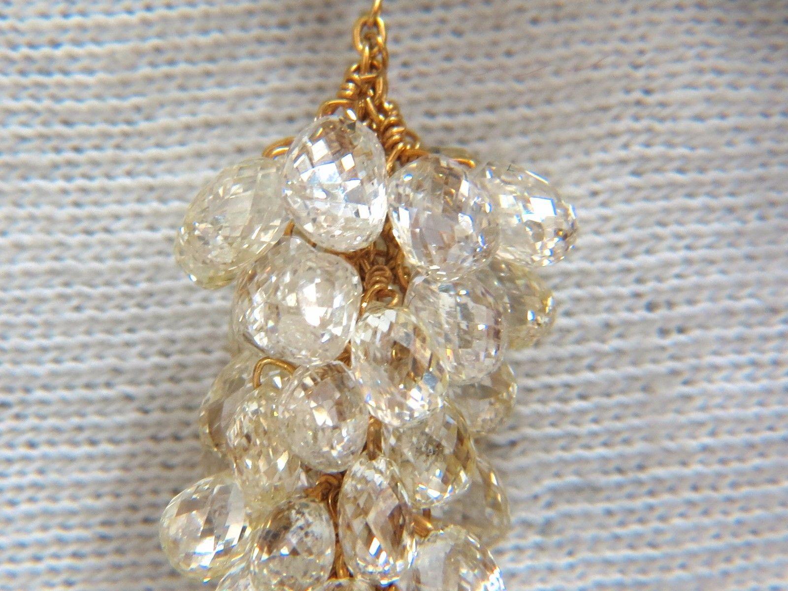 50,15 Karat natürlicher Fancy Farbe Briolette Diamant Ohrringe 18kt Weintrauben im Angebot 1