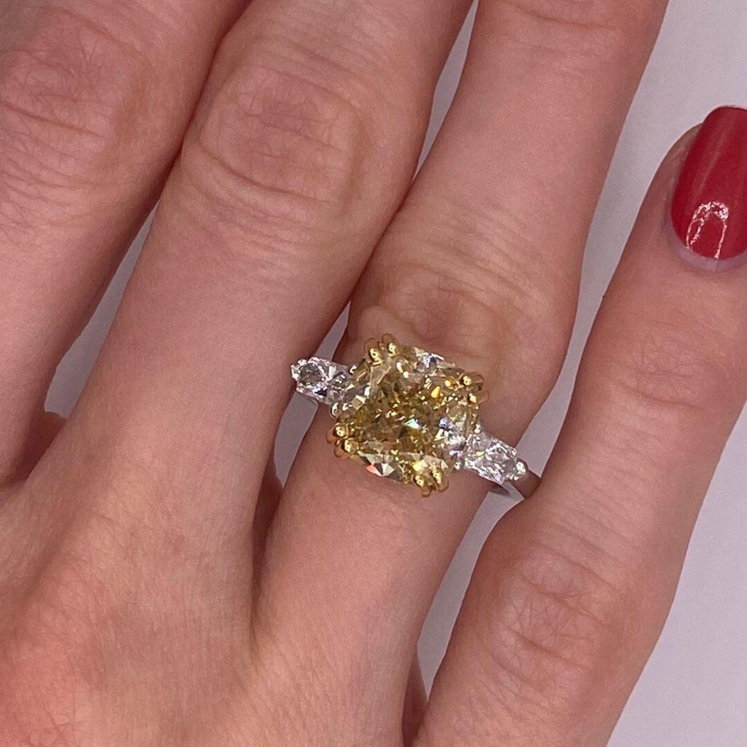 Moderno Anello di diamanti a cuscino di 5,01 carati di colore giallo brunastro certificato GIA con diametro a pallottola in vendita